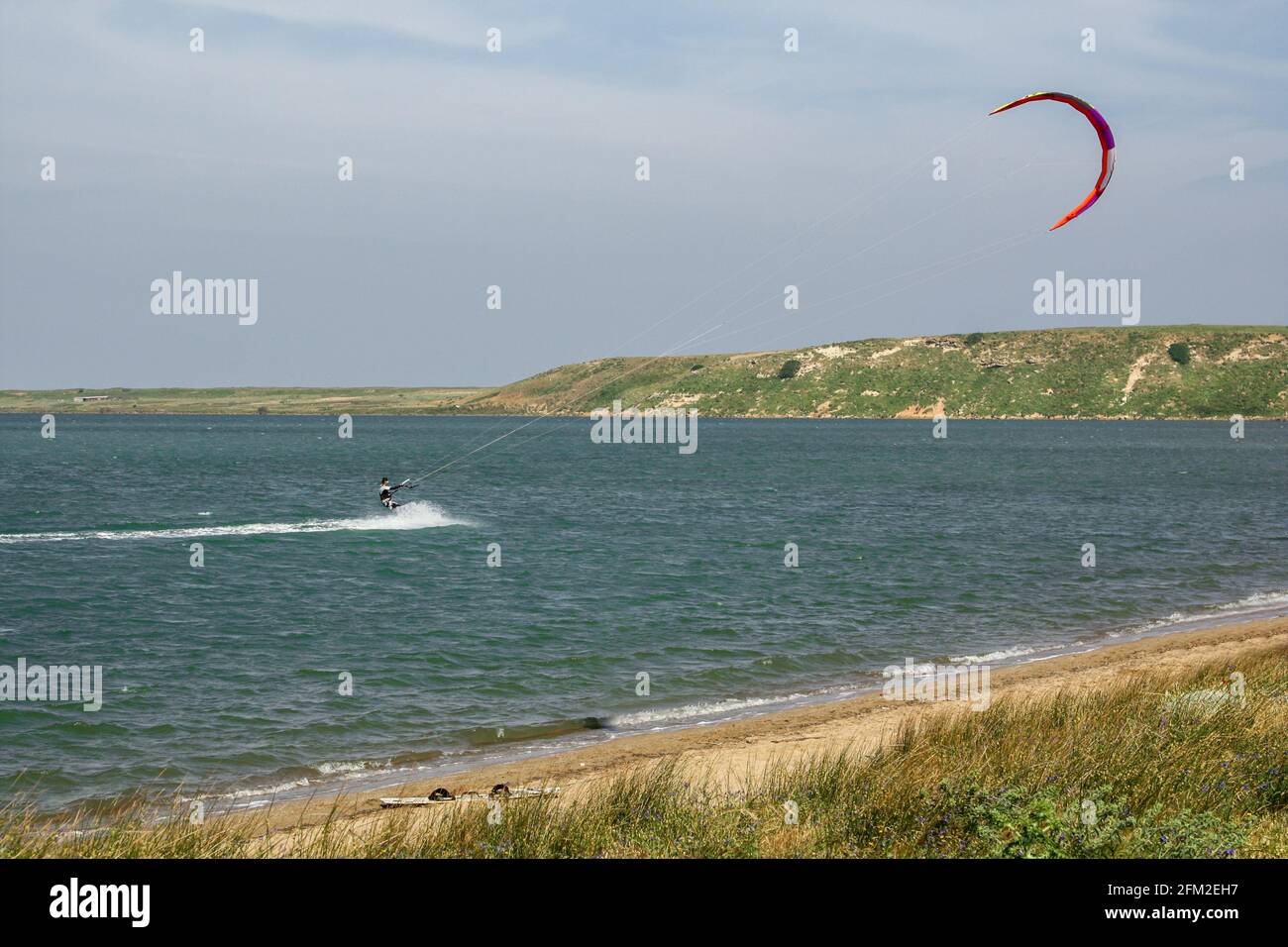 Man kite surf (kite-boarding) nel lago Salt (Tuz golu) vicino alla spiaggia di Kefalos nell'isola di Gokceada (Imbros), Canakkale, Turchia Foto Stock