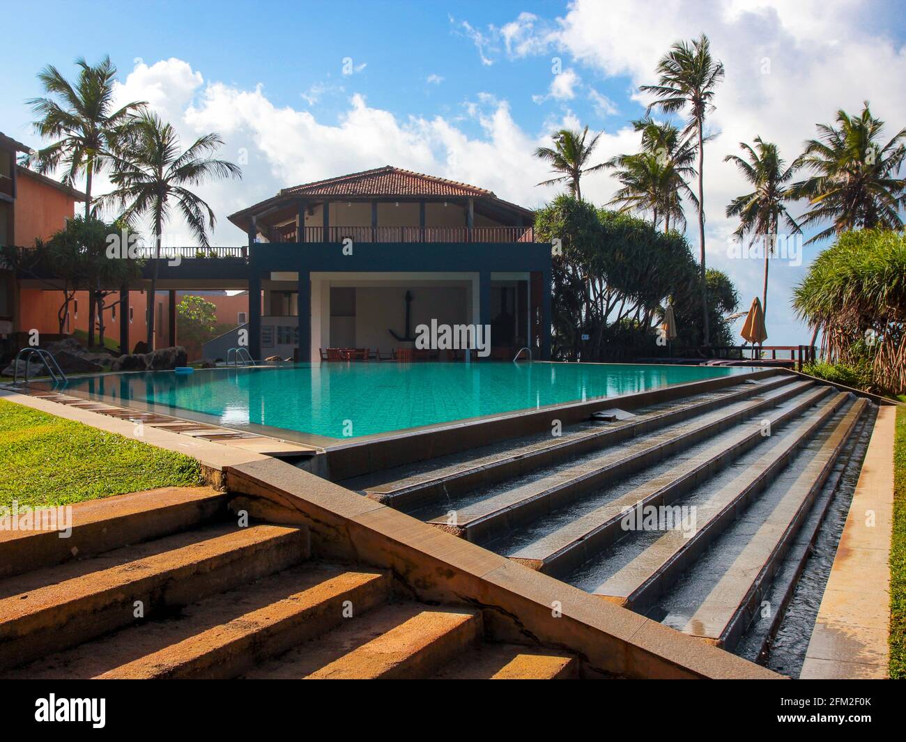 Vista di una delle piscine al mattino. Presso il famoso architetto Geoffrey Bawa Jetwing Lighthouse Hotel Resort vicino a Galle, Sri Lanka. Foto Stock