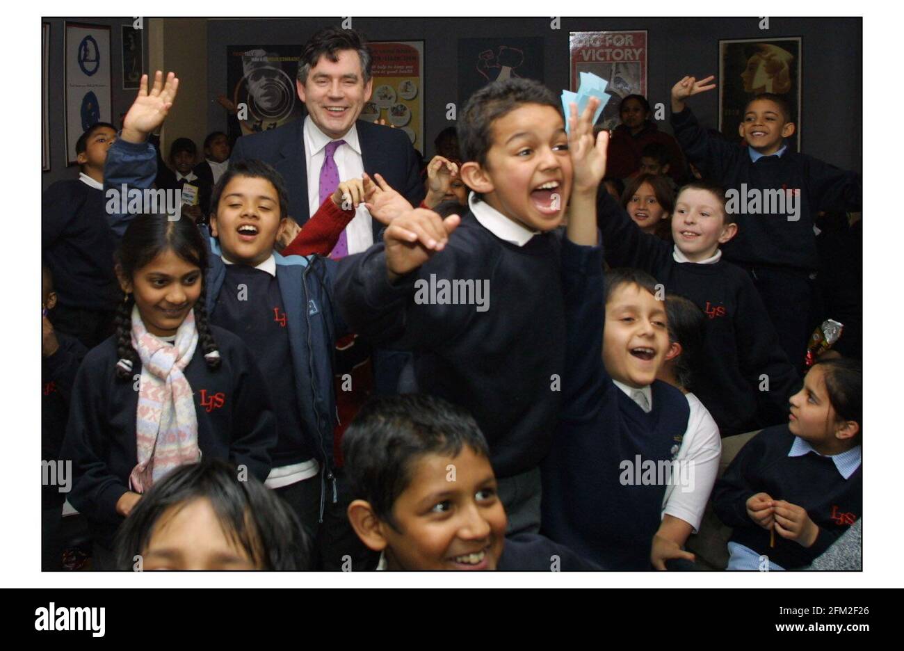 Gordon Brown ha preso tempo prezioso, un giorno prima del budget, per svelare una targa nelle storiche sale da guerra del Gabinetto. Durante il suo viaggio, fu catturato in una classe di studenti in visita. La sua visita fu quella di segnare il completamento della prima fase del progetto di 13.5 mil per il reintegro di lunghe camere nascoste utilizzate da Churchill, sua moglie e personale David Sandison. 8/4/2003 Foto Stock