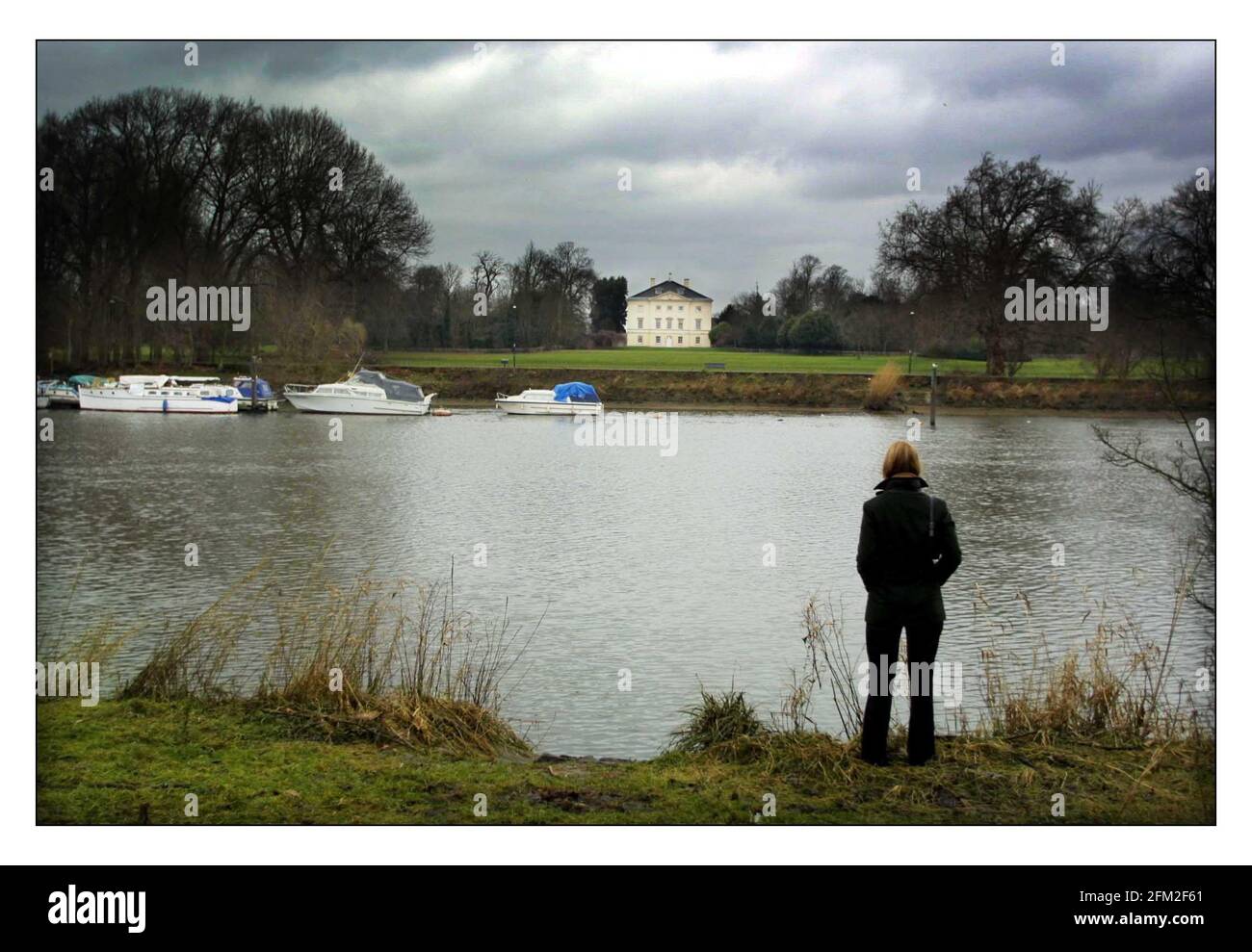 La vista dal fiume Tamigi a Marble Hill House può ancora una volta essere apperata dal pubblico in seguito alla removali di alberi e scrub dal alzaia. L'opera, che ha riaperto questa vista storica, fa parte di Arcadia in the City un progetto della strategia del paesaggio del Tamigi che lavora per ripristinare le viste storiche e i panorami supersviluppati e trascurati.pic David Sandison 21/1/02 Foto Stock