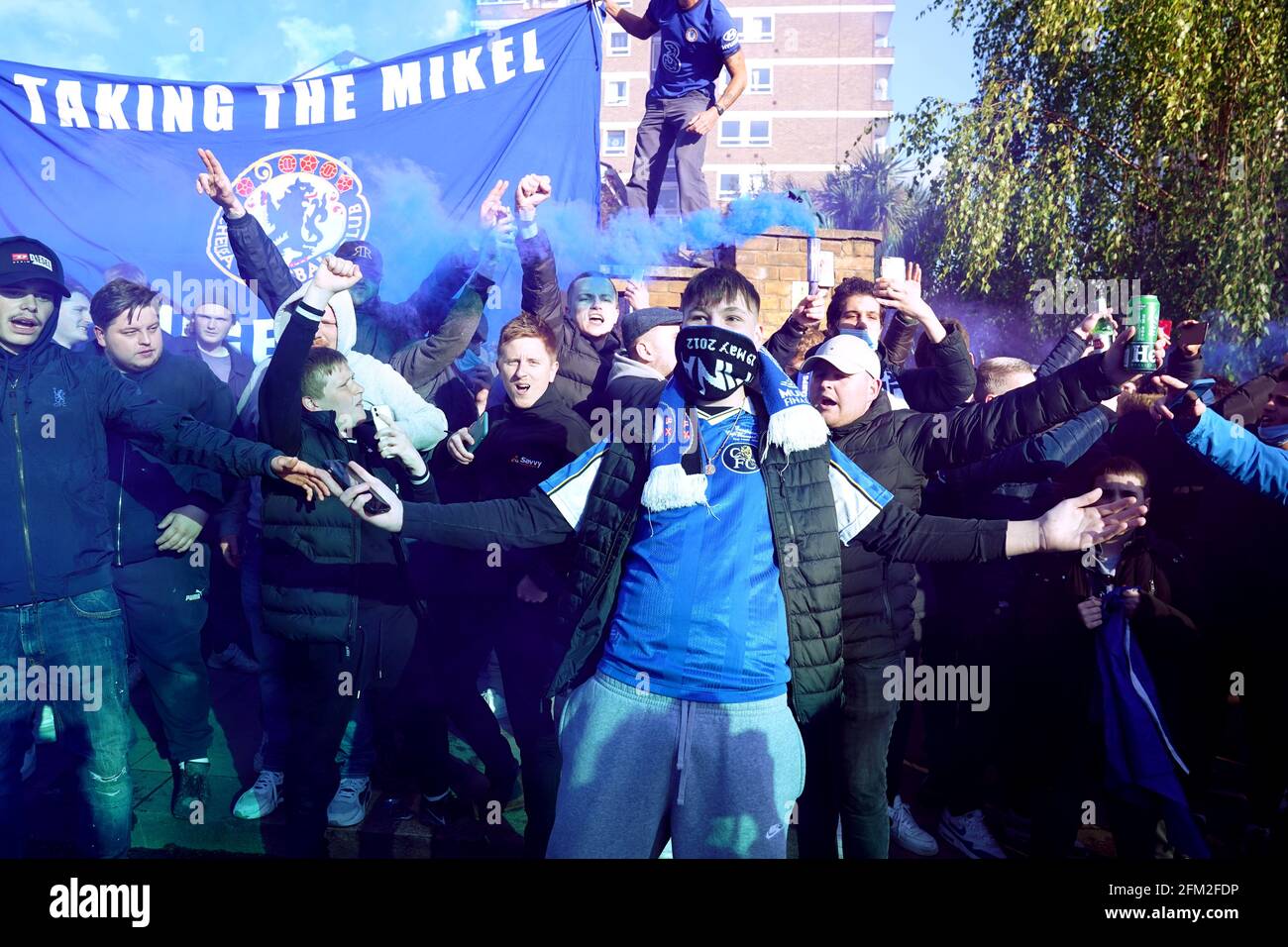 I tifosi del Chelsea protestano per la proprietà di un club fuori dallo stadio prima della seconda partita della UEFA Champions League Semifinale a Stamford Bridge, Londra. Data immagine: Mercoledì 5 maggio 2021. Foto Stock