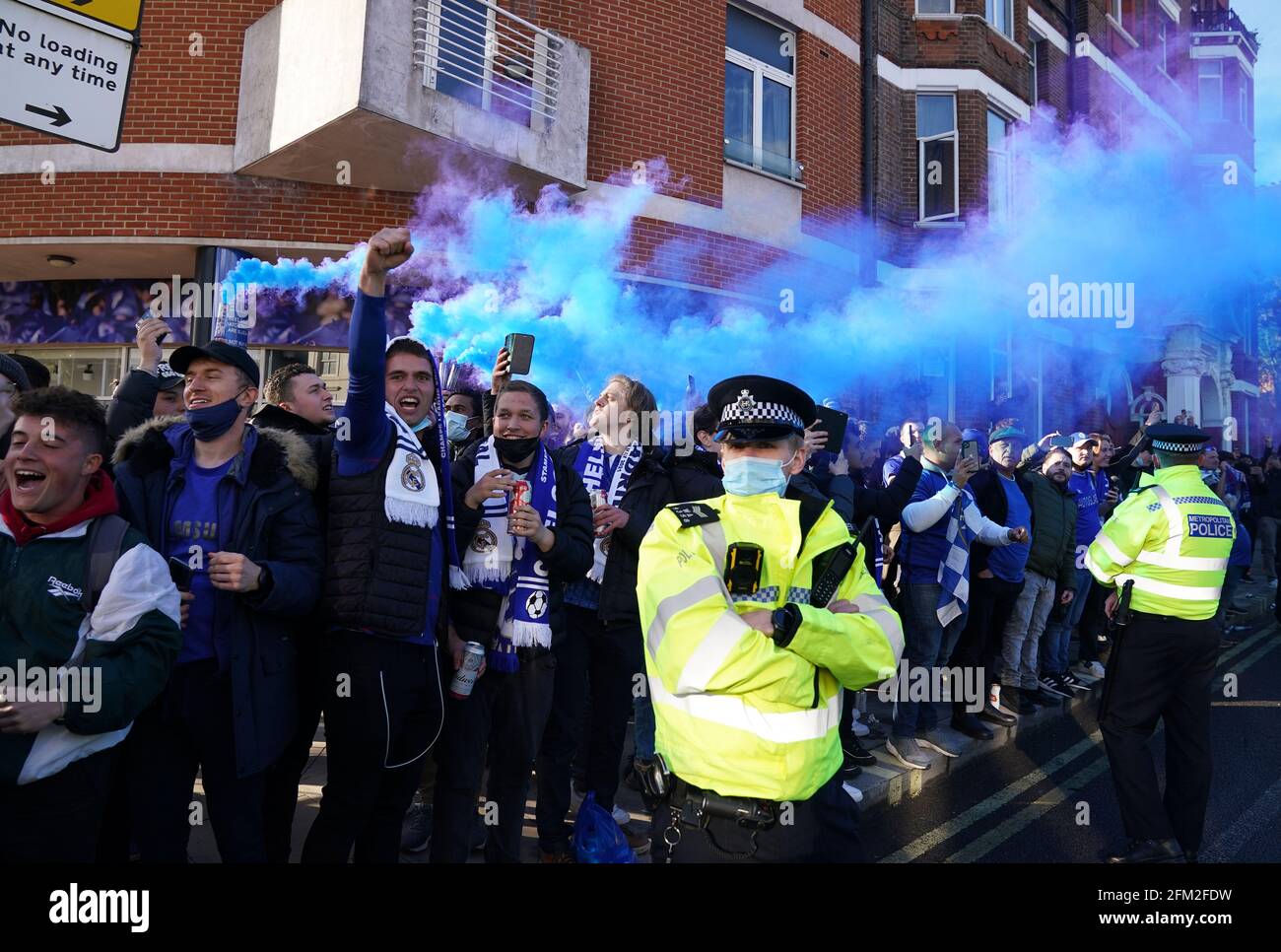 I tifosi del Chelsea protestano per la proprietà di un club fuori dallo stadio prima della seconda partita della UEFA Champions League Semifinale a Stamford Bridge, Londra. Data immagine: Mercoledì 5 maggio 2021. Foto Stock