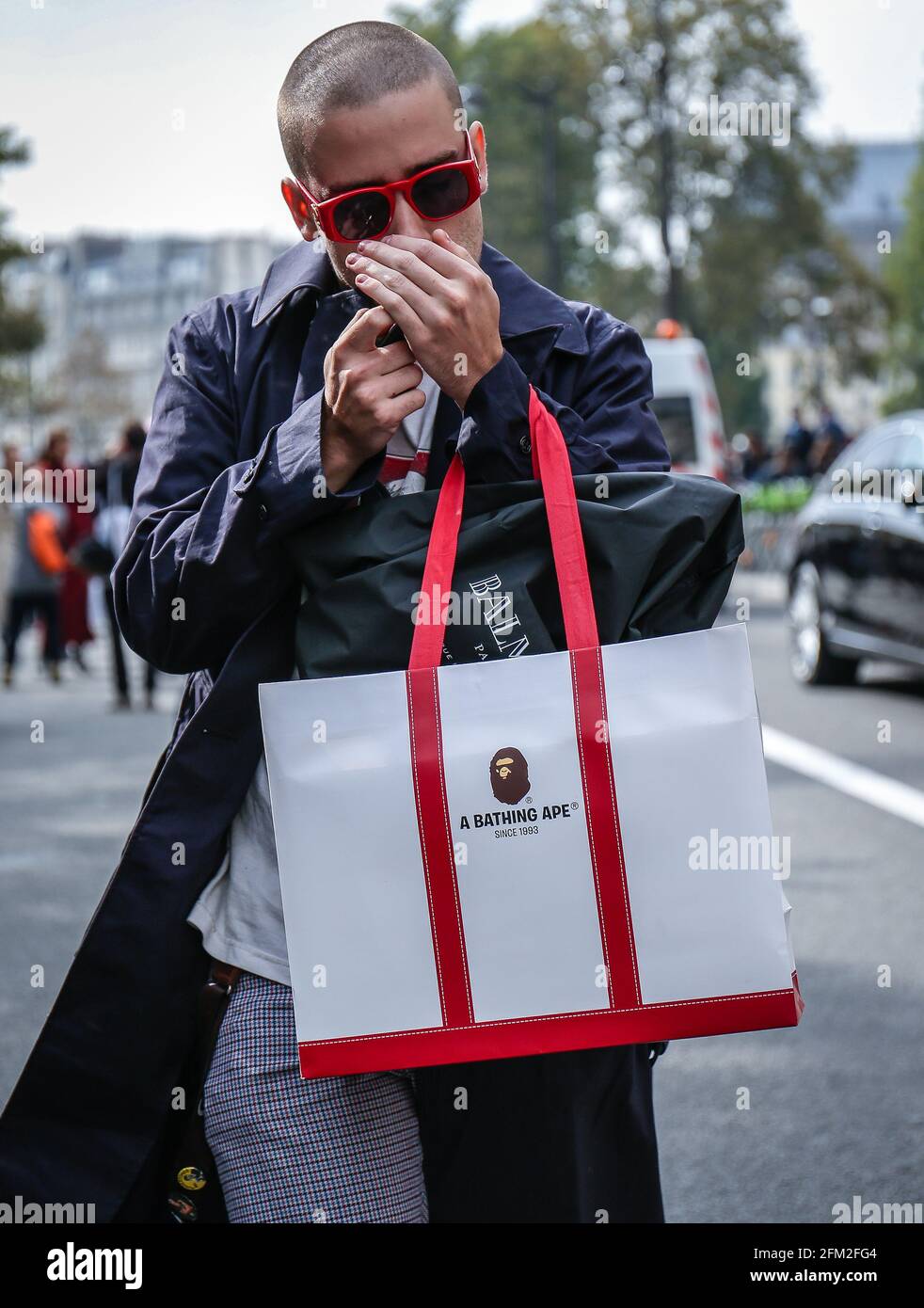 PARIGI, Francia - Settembre 28 2018: Uomini in strada a Parigi. Foto Stock