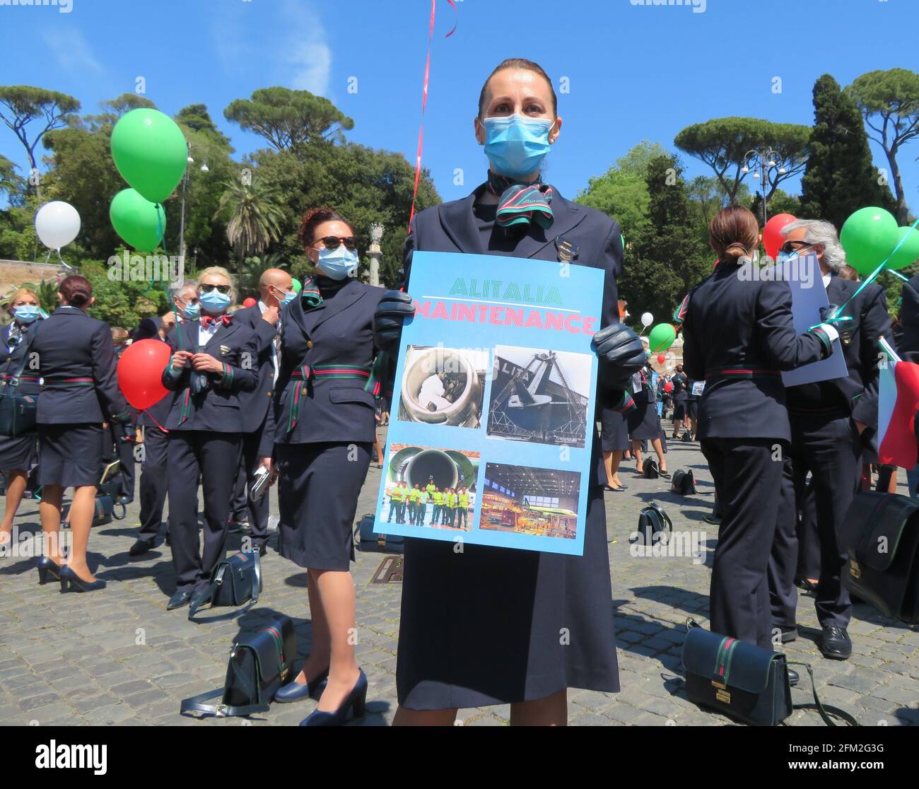 Roma, Italia. 05 maggio 2021. Dipendenti della compagnia aerea nazionale italiana Alitalia in mostra in Piazza del Popolo, Roma, Italia il 5 maggio 2021. Alitalia ha iniziato i suoi servizi il 5 maggio 1947, con il volo Torino - Roma - Catania. Attualmente il marchio sta per essere represso dal governo italiano per la bancarotta del passato management. Migliaia di dipendenti rischiano di perdere il lavoro. (Foto di Elisa Gestri/Sipa USA) Credit: Sipa USA/Alamy Live News Foto Stock