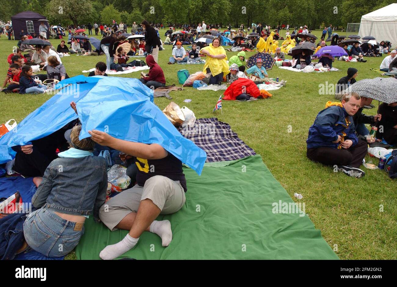 Persone che celebrano il Giubileo d'oro della Regina a Green Park.3 giugno 2002 foto Andy Paradise Foto Stock