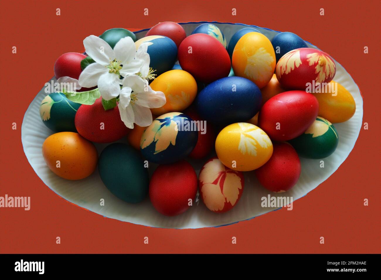 Piatto di uova di Pasqua su sfondi stilizzati Foto Stock