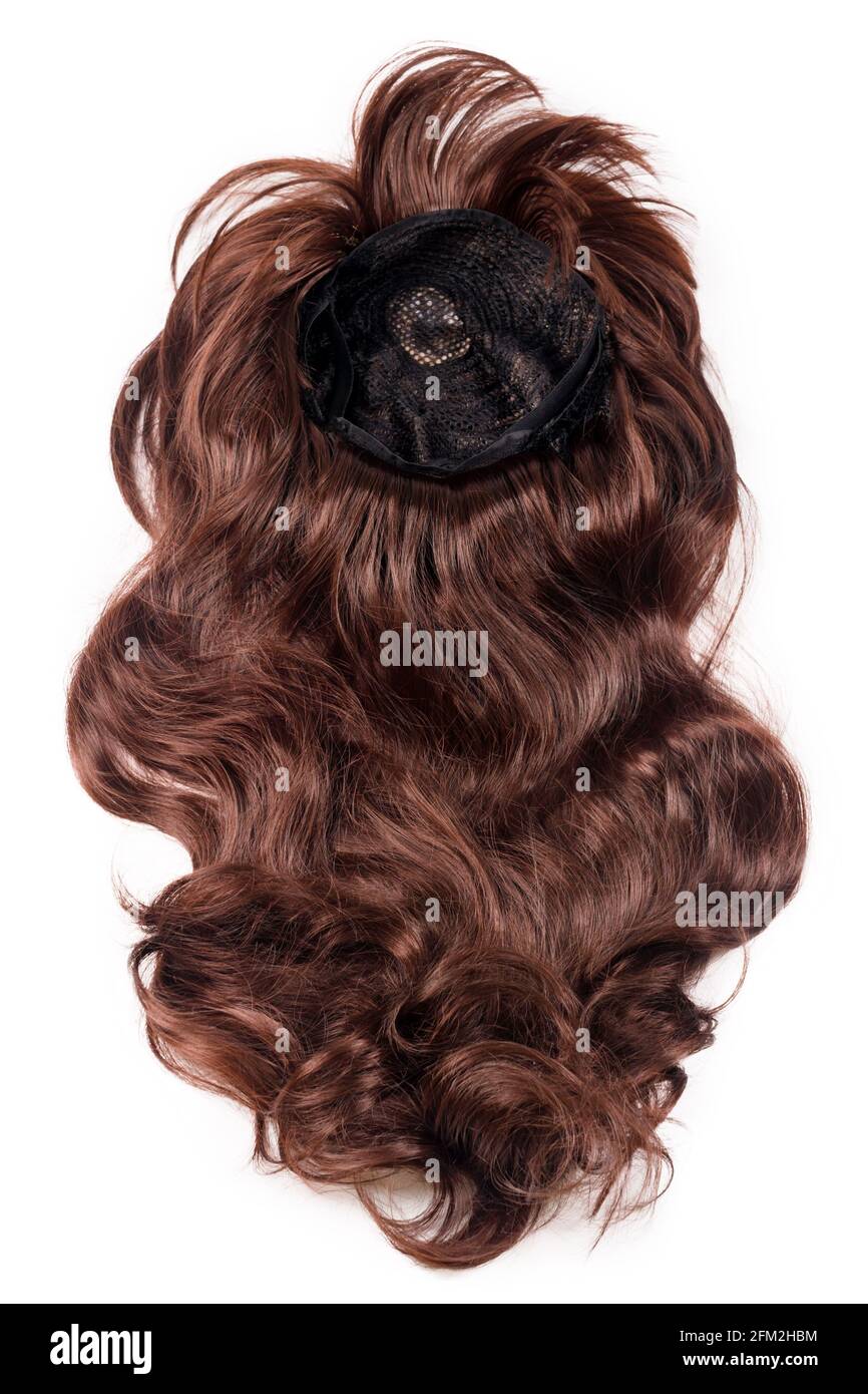 Wig marrone cioccolato femmina isolato su sfondo bianco. Tessere, estensioni e parrucche di capelli umani dorati. Concetto di bellezza della donna. Foto Stock