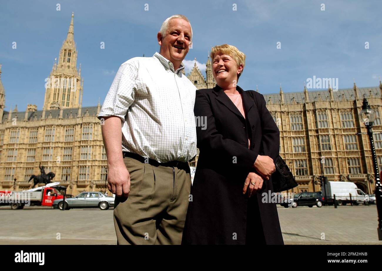 Cathy e Ryan Fox, fratello di Thomas Fox che è morto dalla malattia mesothelioma che è un cancro relativo all'amianto. I Lords hanno deciso oggi che i casi di morte relativi all'amianto ora potranno essere assegnati compensation.16 maggio 2002 foto Andy Paradise Foto Stock