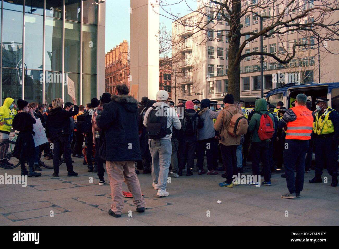 Manchester, Regno Unito - 3 aprile 2021: 'Uccidi i manifestanti di Bill'hanno confrontato la polizia a piazza San Pietro. Foto Stock