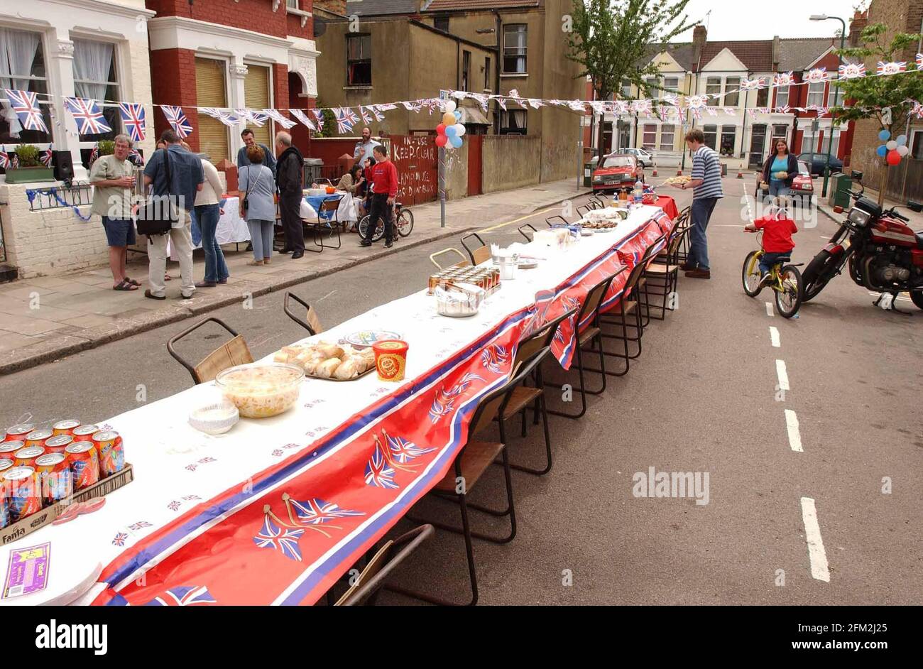 Persone che celebrano il Giubileo d'oro della Regina a Kilburn.3 giugno 2002 Foto Andy Paradise Foto Stock