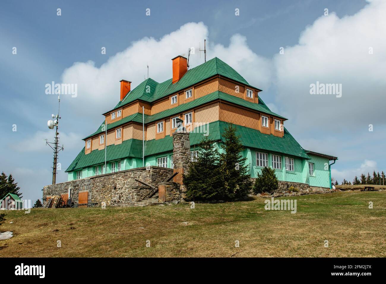 Chalet turistico Masaryk sulla cima Serlich a 1,019 metri sul mare, montagne Orlicke, repubblica Ceca.offre alloggio e ristorante. Foto Stock