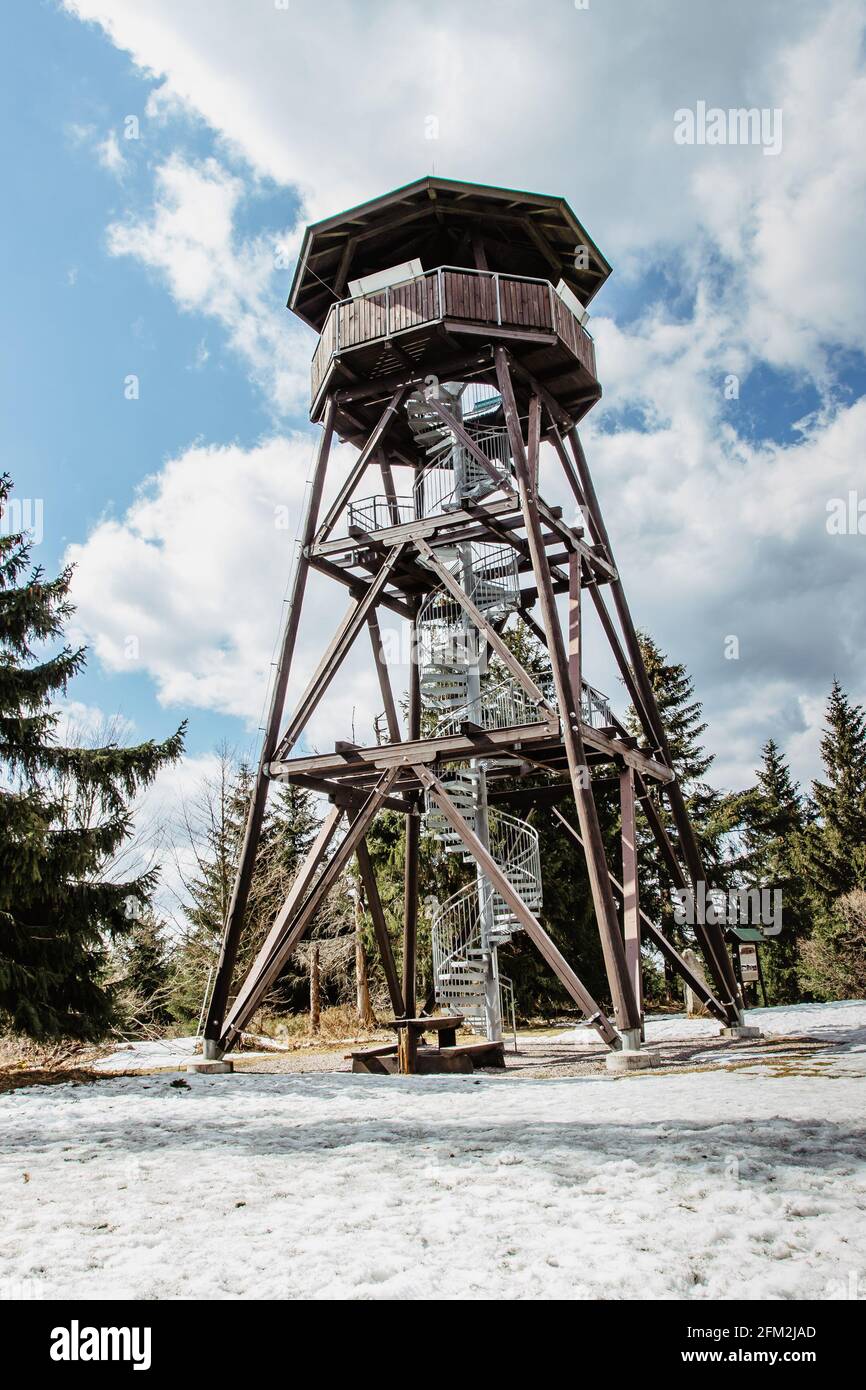 Torre di osservazione di legno chiamata Anna sul picco Anensky in Orlicke Montagne, Repubblica Ceca. Scala a spirale di torre di osservazione, costruzione con metallo Foto Stock