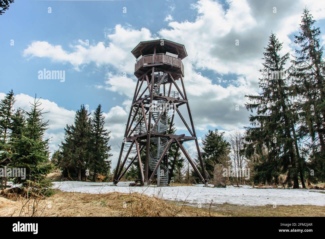 Torre di osservazione di legno chiamata Anna sul picco Anensky in Orlicke Montagne, Repubblica Ceca. Scala a spirale di torre di osservazione, costruzione con metallo Foto Stock
