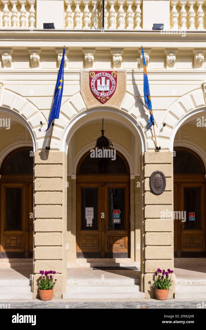Il nuovo stemma di Sopron, valido dal 1990, sopra l'ingresso del Municipio, Sopron, Ungheria Foto Stock