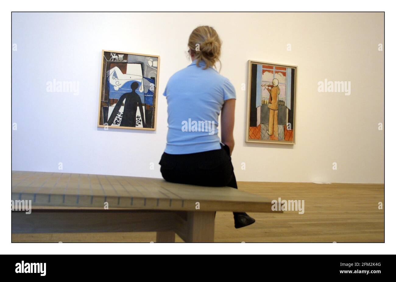 Matisse e Picasso......al Tate Modern 11 Maggio-18 Agosto 2002....lt. Picasso l'ombra 1953 e rt. Violinista Matisse alla finestra 1918.pic David Sandison 6/5/2002 Foto Stock