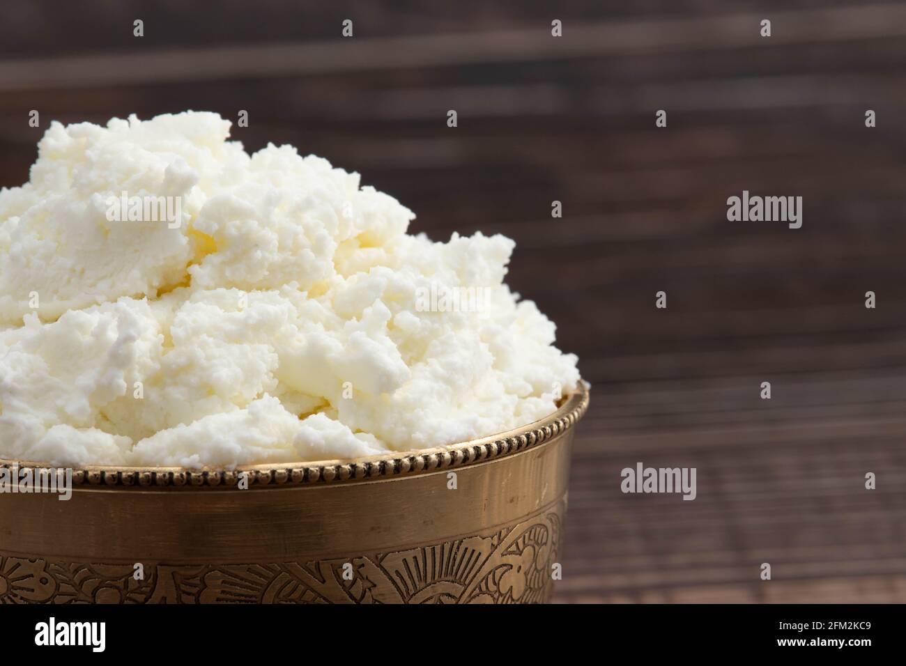 Dettaglio Closeup di burro bianco fresco churned noto anche come Safed Makhan Malai o Makkhan fatto in casa in India è goduto Con pane Rotis Parathas A. Foto Stock