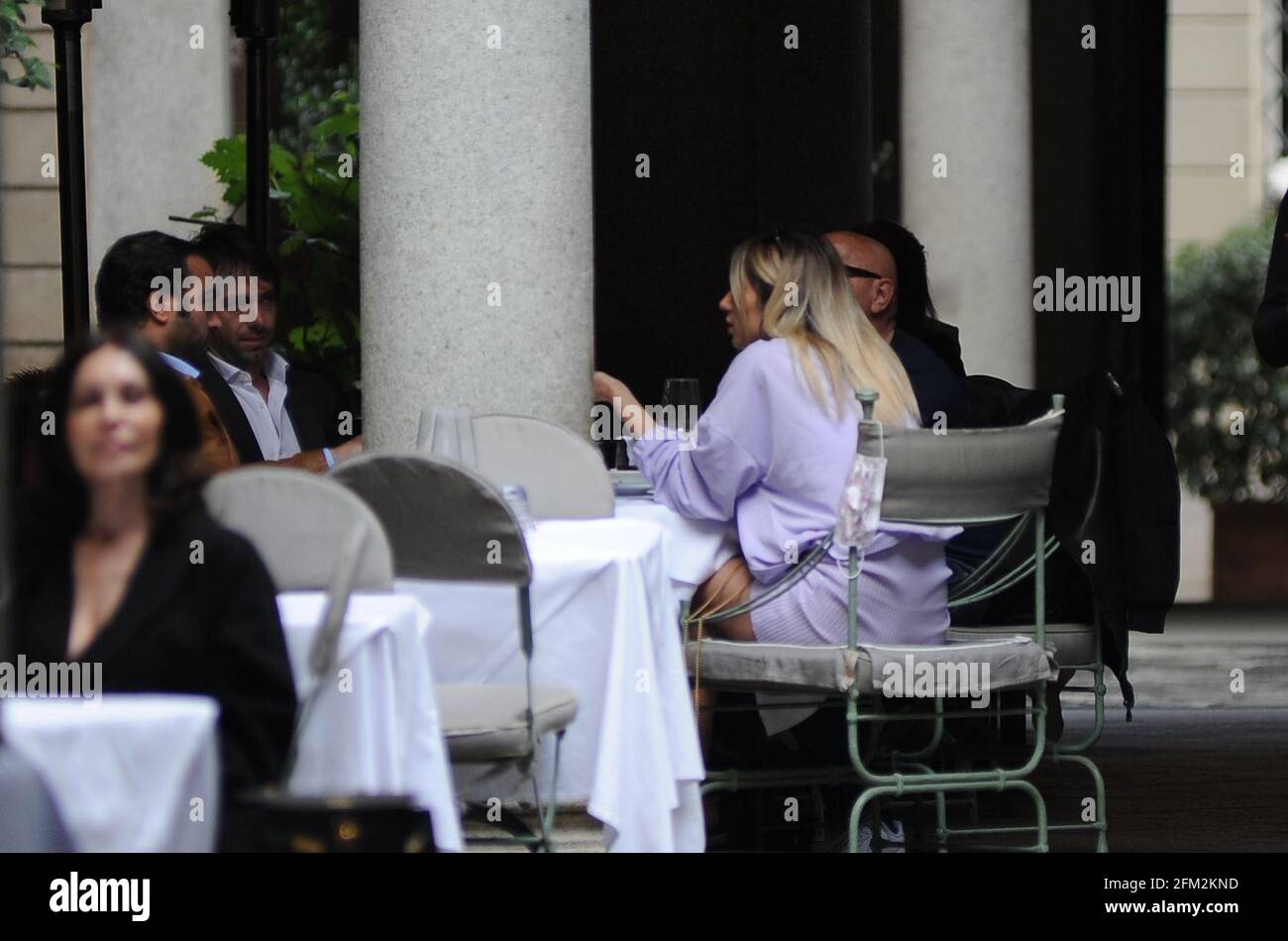 Milano, Soleil Sorge per il pranzo con gli amici Soleil Sorge, influencer e aspirante attrice, ex naufragata sull'Isola dei Famosi 2019, suitor di uomini e donne, è spesso presente nel soggiorno di Barbara D'Urso per parlare di pettegolezzi. Qui cammina per le strade del centro con Gianni Occhionero, stilista e stratega della moda, consulente di talento e responsabile della comunicazione, con il quale si reca ad un pranzo di lavoro al Salumaio di Montenapoleone, dove due uomini li aspettano. Foto Stock