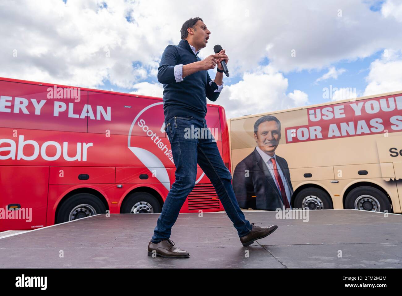 Glasgow, Scozia, Regno Unito. 5 maggio 2021. Il leader laburista scozzese Anas Sarwar e l'ex primo ministro Gordon Brown appaiono oggi alla vigilia del raduno della campagna di drive-in dei sondaggi a Glasgow. ANAS Sarwar dà il discorso. Iain Masterton/Alamy Live News Foto Stock