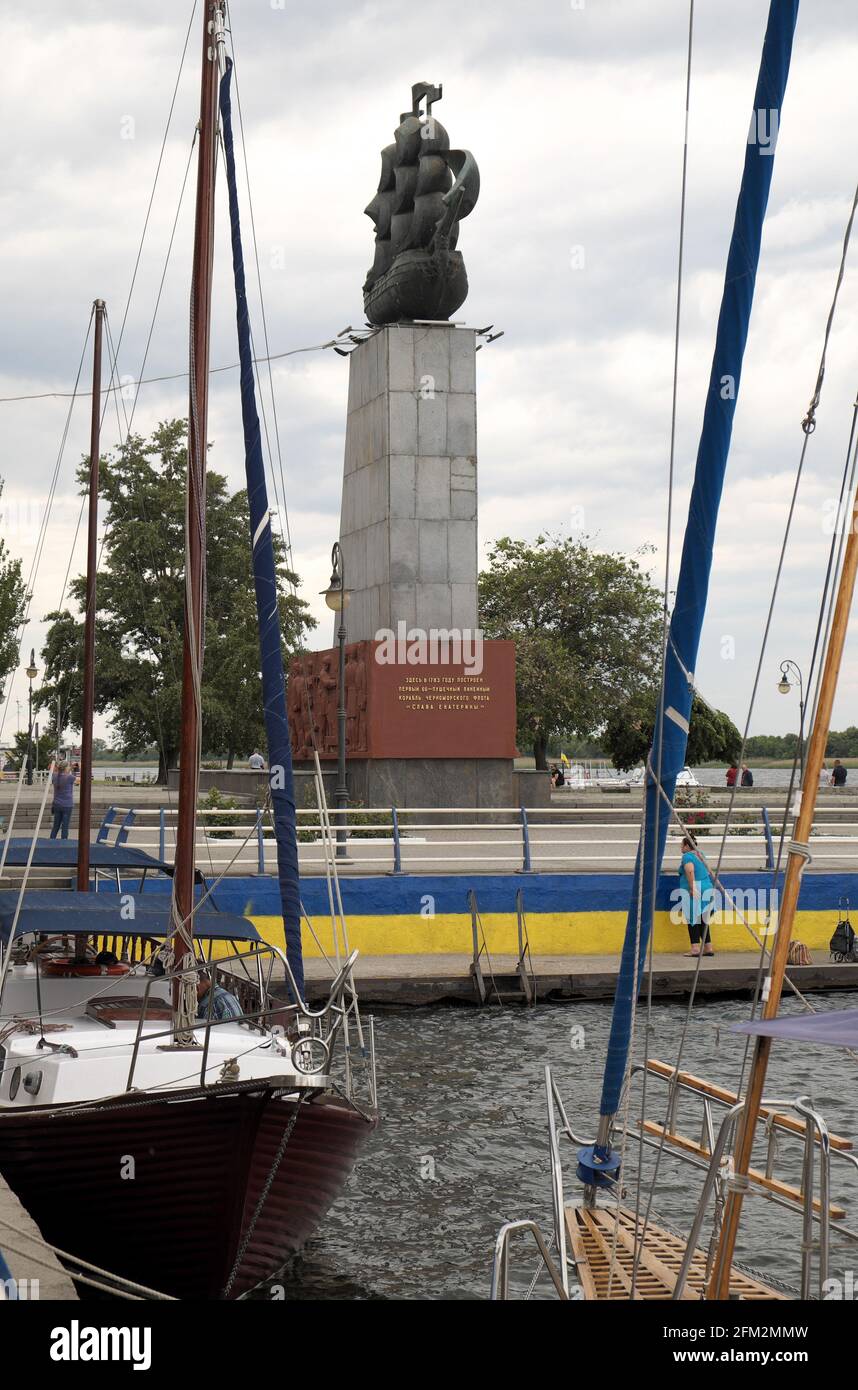 Monumento ai costruttori navali, Kherson (“la culla della flotta del Mar Nero”), fiume Dnieper, Ucraina. Foto Stock