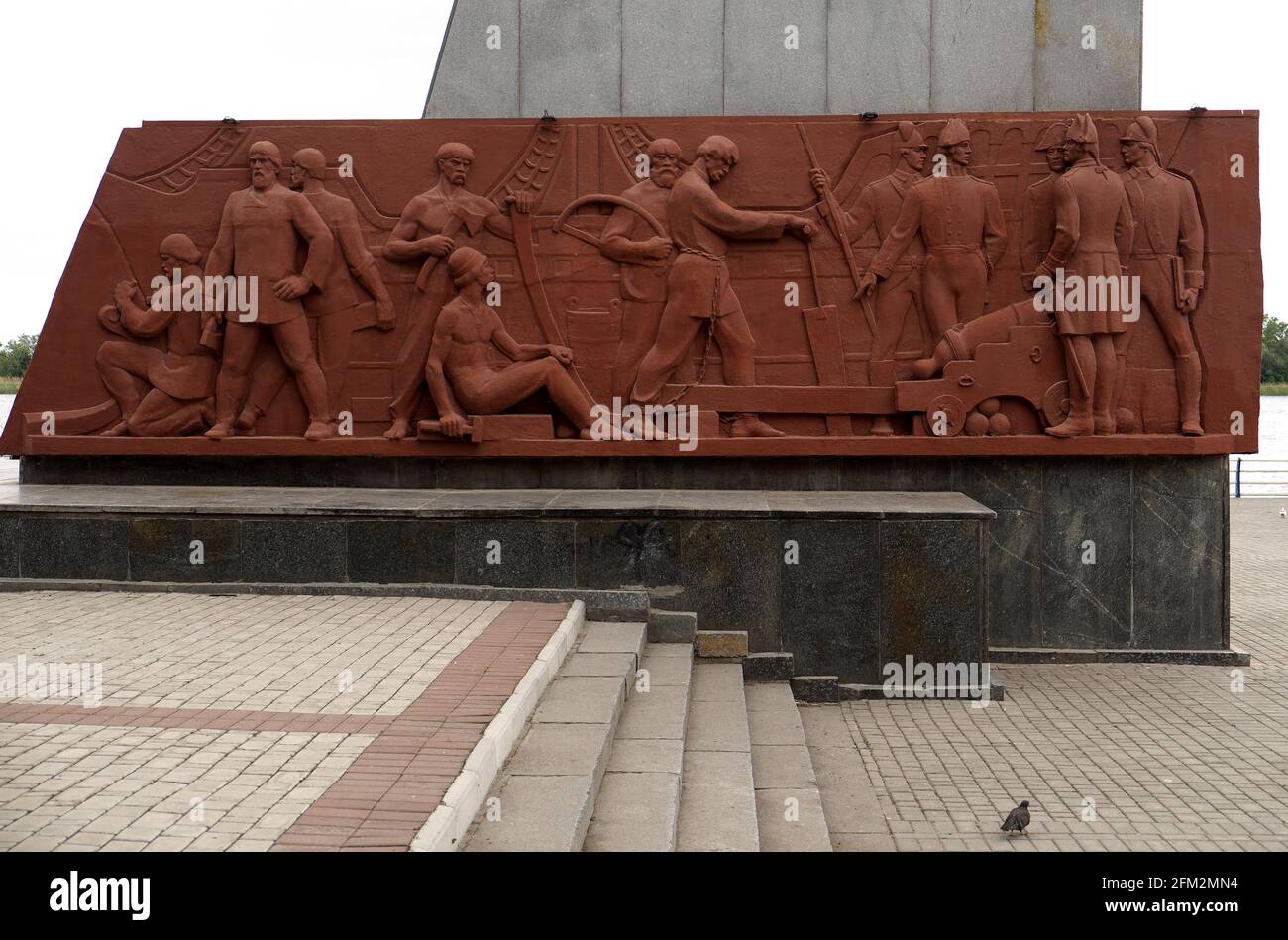 Pannello sul Monumento ai costruttori navali, Kherson (“la culla della flotta del Mar Nero”), fiume Dnieper, Ucraina. Foto Stock