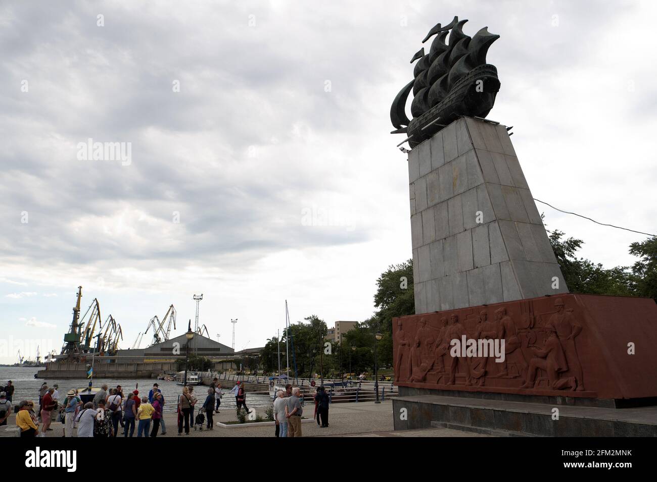 Monumento ai costruttori navali, Kherson (“la culla della flotta del Mar Nero”), fiume Dnieper, Ucraina. Foto Stock