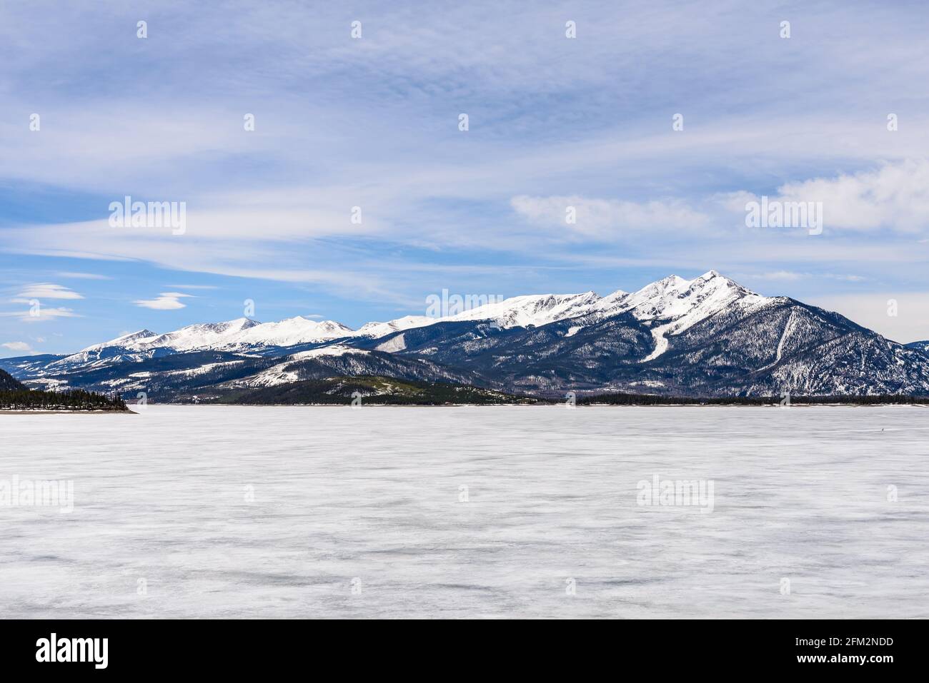 Stazione sciistica di Breckenridge su un lago Frozen Dillion. Colorado, Stati Uniti. Foto Stock