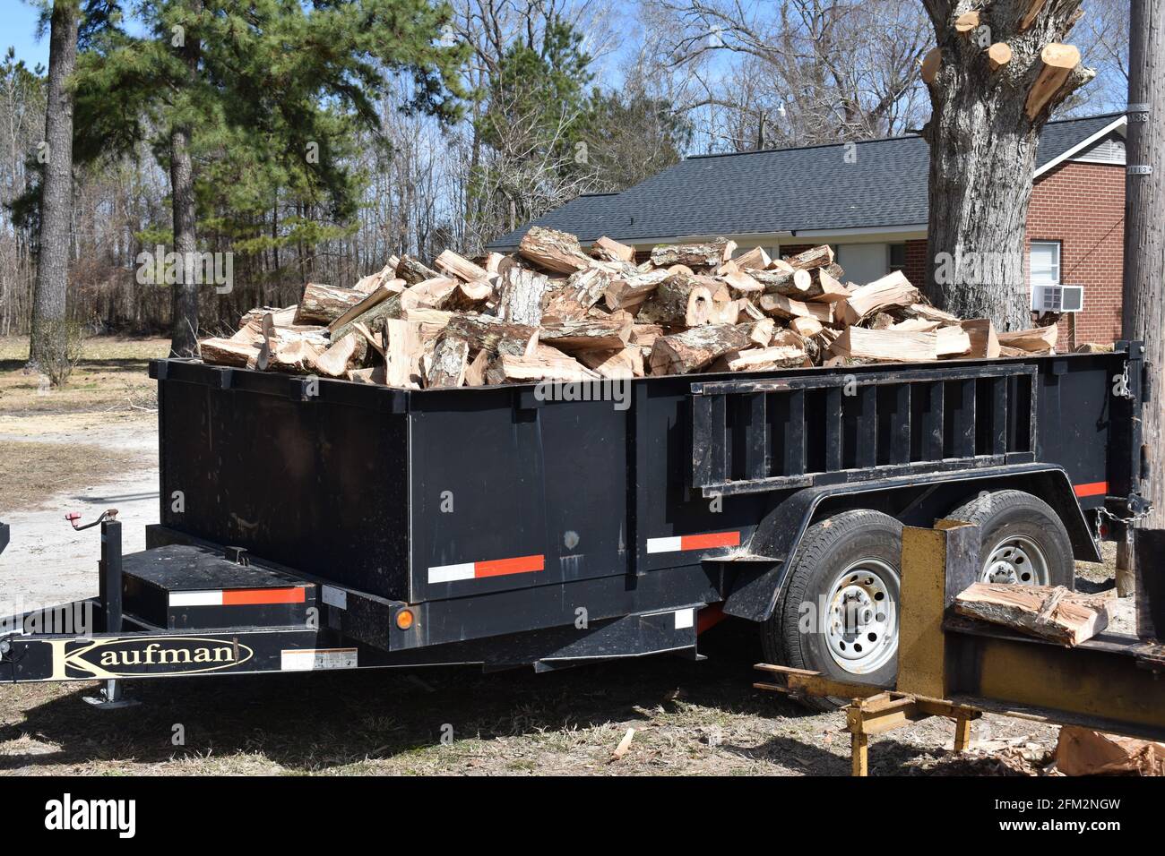 Un carico di camion di legna da ardere Foto stock - Alamy