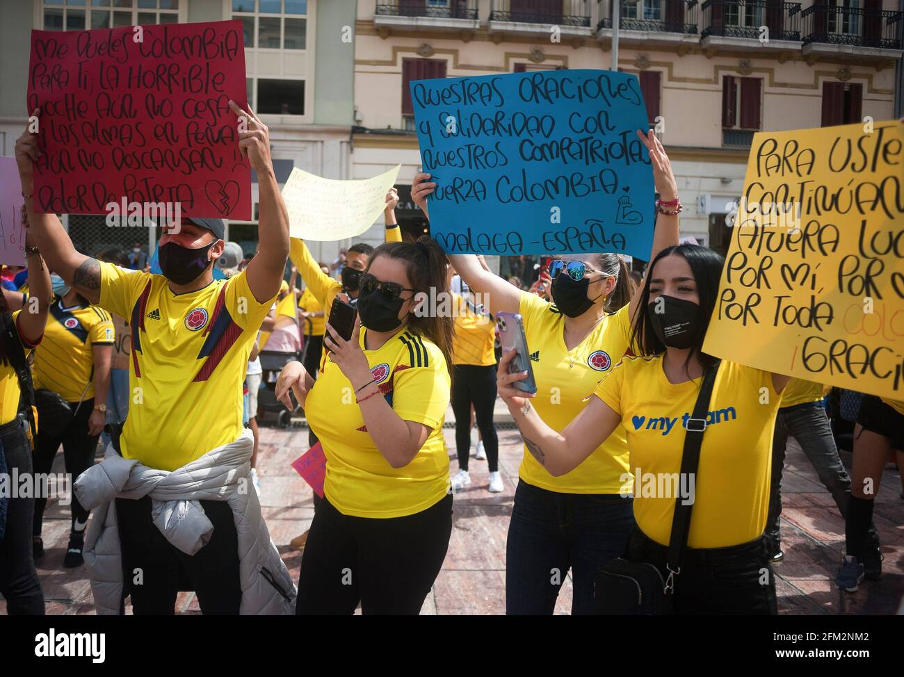 Malaga, Spagna. 05 maggio 2021. I manifestanti gridano slogan mentre tengono i cartelli che esprimono la loro opinione, durante una manifestazione a sostegno del popolo colombiano e contro le riforme fiscali del presidente colombiano, Ivan Duque, in Plaza de la Constitucion. Le organizzazioni internazionali per i diritti umani hanno denunciato l'uso eccessivo della forza da parte dell'esercito colombiano contro i manifestanti dopo le proteste e gli scontri violenti scoppiati nel paese. Almeno 19 persone sono morte durante manifestazioni contro la politica economica del governo. Credit: SOPA Images Limited/Alamy Live News Foto Stock