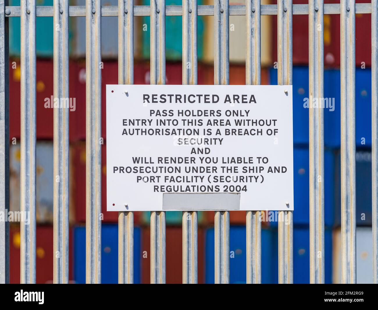 Sicurezza delle porte del Regno Unito - limitazioni di accesso. Segnaletica di sicurezza per le aree soggette a restrizioni intorno al porto di spedizione dei container di Felixstowe. Foto Stock