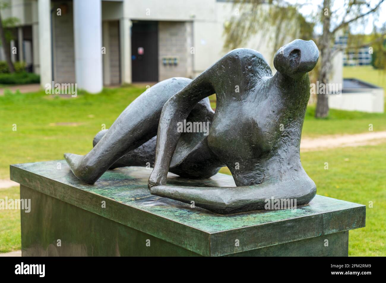Figura reclinabile 1956 di Henry Moore al Sainsbury Centre Norwich UK - cast 1961 Bronze Foto Stock
