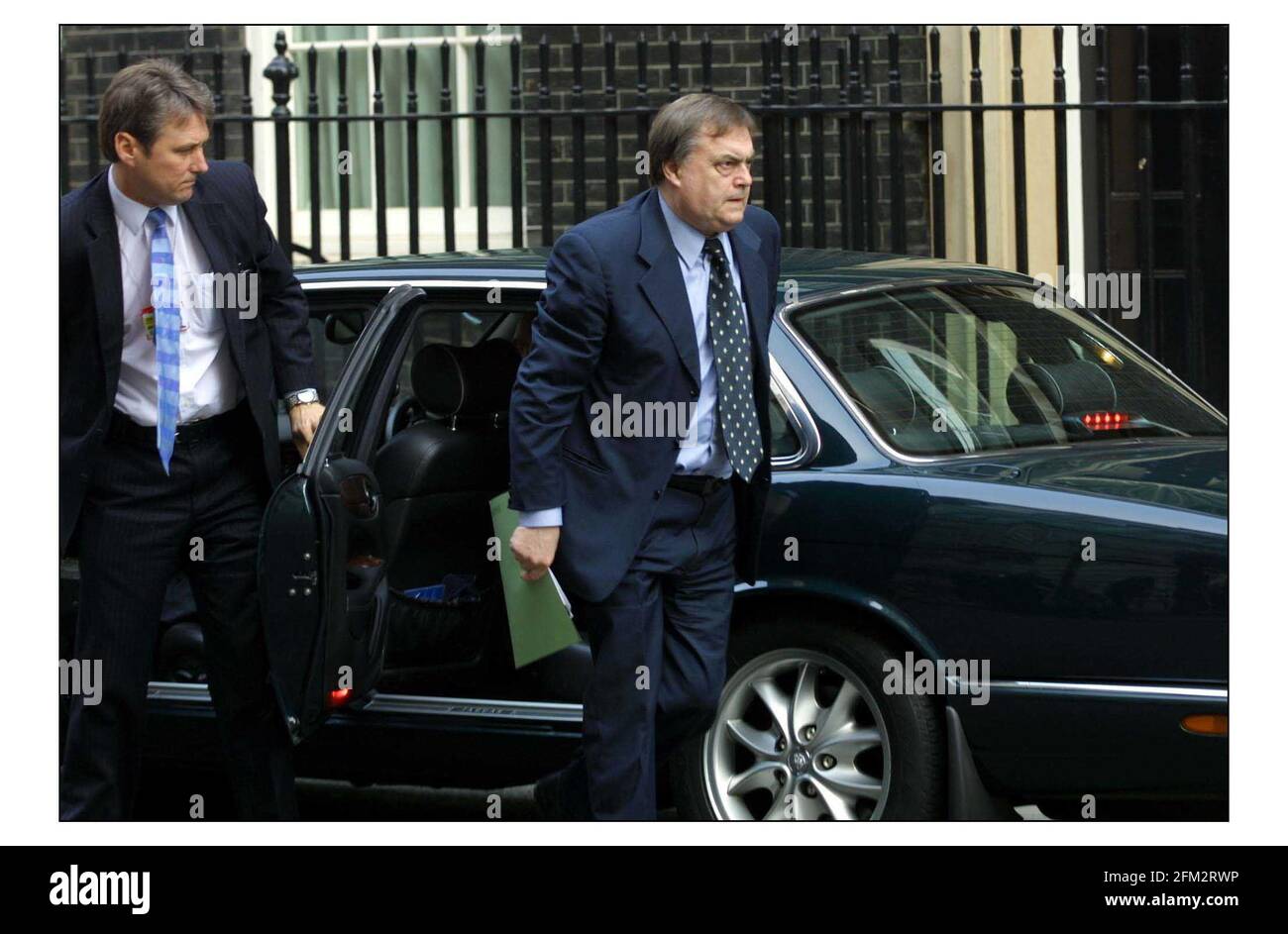 Guerra armadio arribina e lasciando Downing st.John Prescott pic David Sandison 28/3/2003 Foto Stock