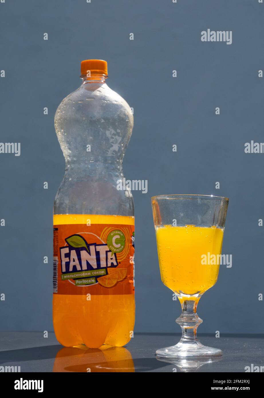 In questa illustrazione a caldo bottiglia da 1.5 l di Fanta su a. sfondo grigio Foto Stock