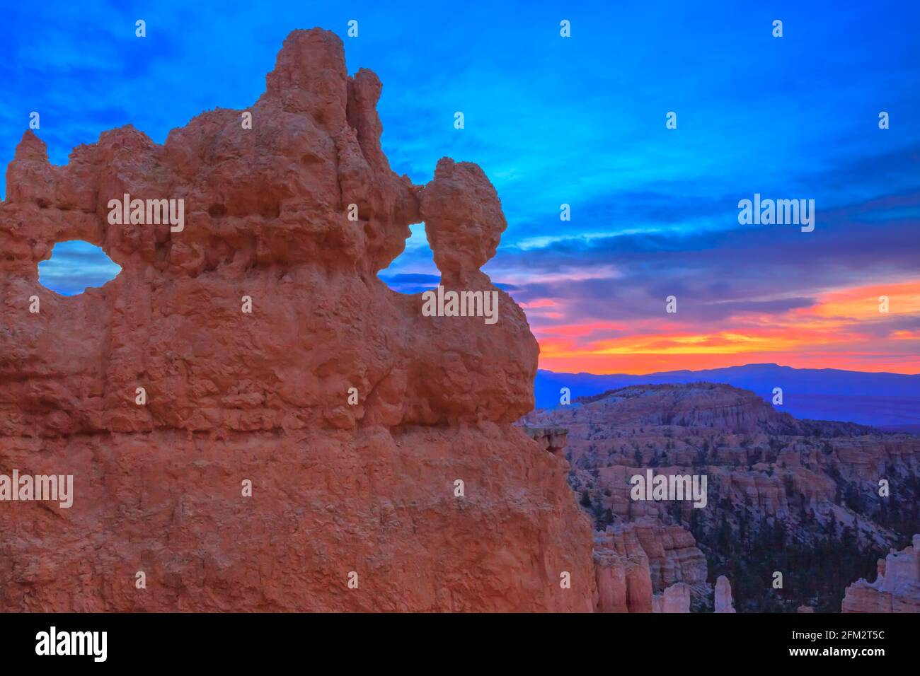 alba su finestre naturali e hoodoos nel bryce canyon national park, utah Foto Stock