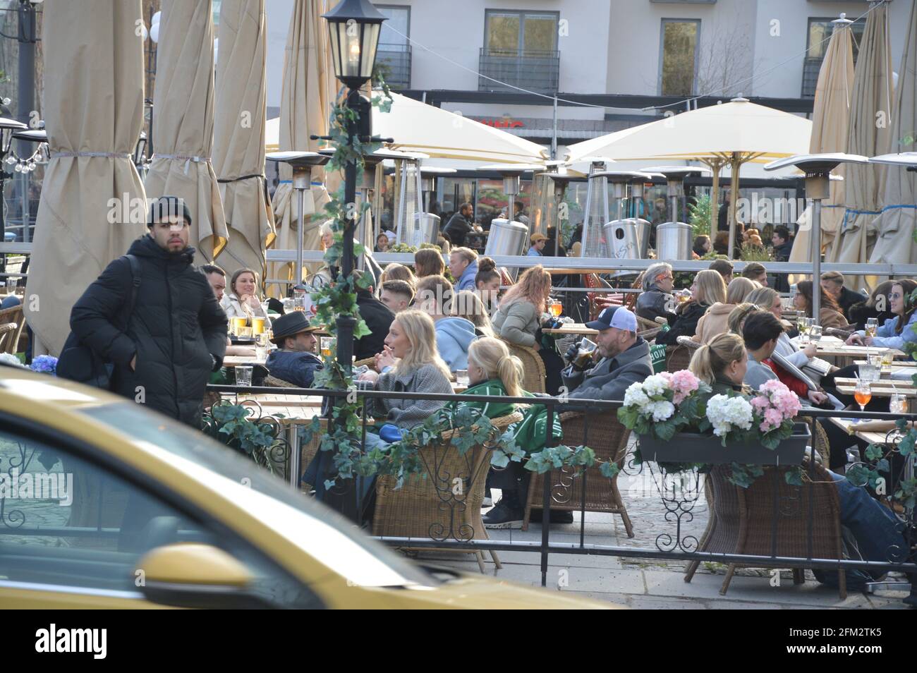 Un ristorante all'aperto al Medborgarplatsen a Stoccolma, in Svezia, è ben visitato. Foto Stock