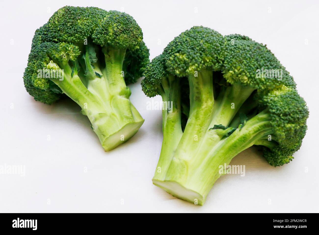 verdure fresche di broccoli verdi isolate su sfondo bianco Foto Stock