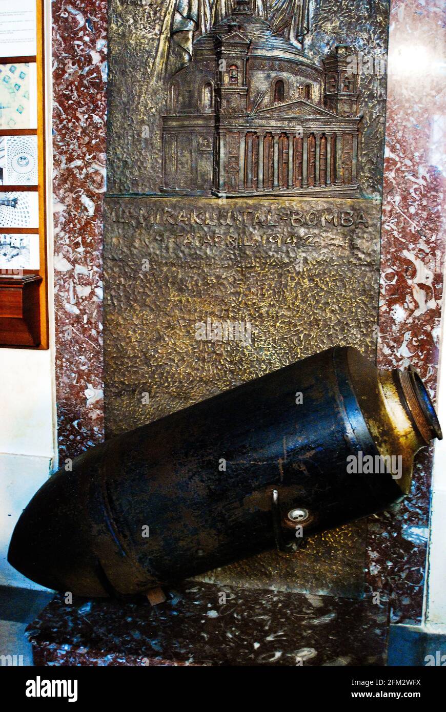 La replica della bomba della seconda guerra mondiale che non ha detonato a Mosta Rotunda Foto Stock
