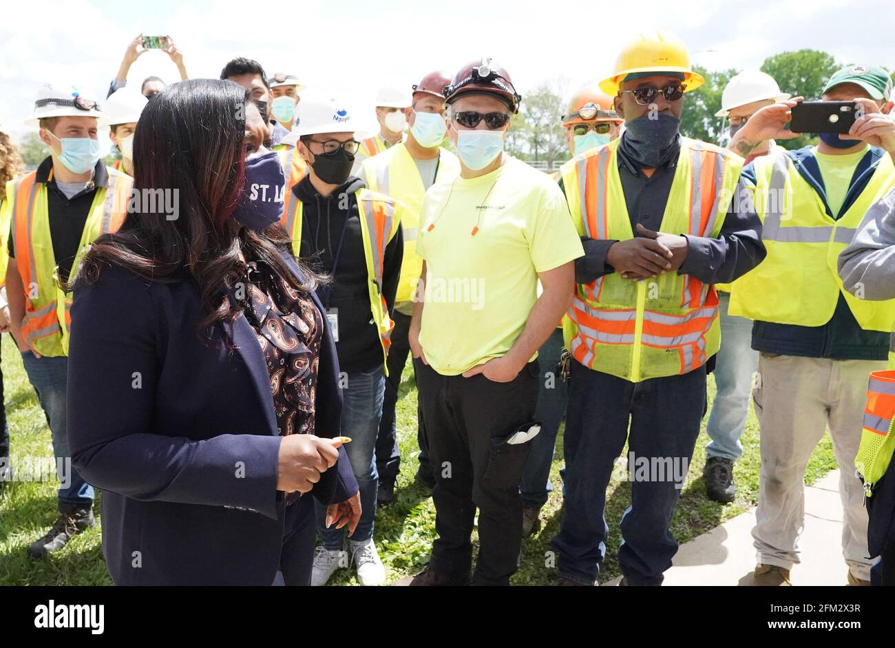 St. Louis, Stati Uniti. 05 maggio 2021. La congestionista Cori Bush, parla con i lavoratori della decennale stazione di trattamento delle acque di St. Louis, dopo un tour con il sindaco di St. Louis Tishaura Jones e l'amministratore dell'EPA Michael S. Regan, a St. Louis, mercoledì 5 maggio 2021. Il gruppo ha parlato delle necessità di investimenti nelle infrastrutture idriche e del piano per l'occupazione americano del presidente Biden, che comprende 111 miliardi di dollari in investimenti nelle infrastrutture idriche nelle comunità locali di tutto il paese. Photo by Bill Greenblatt/UPI Credit: UPI/Alamy Live News Foto Stock