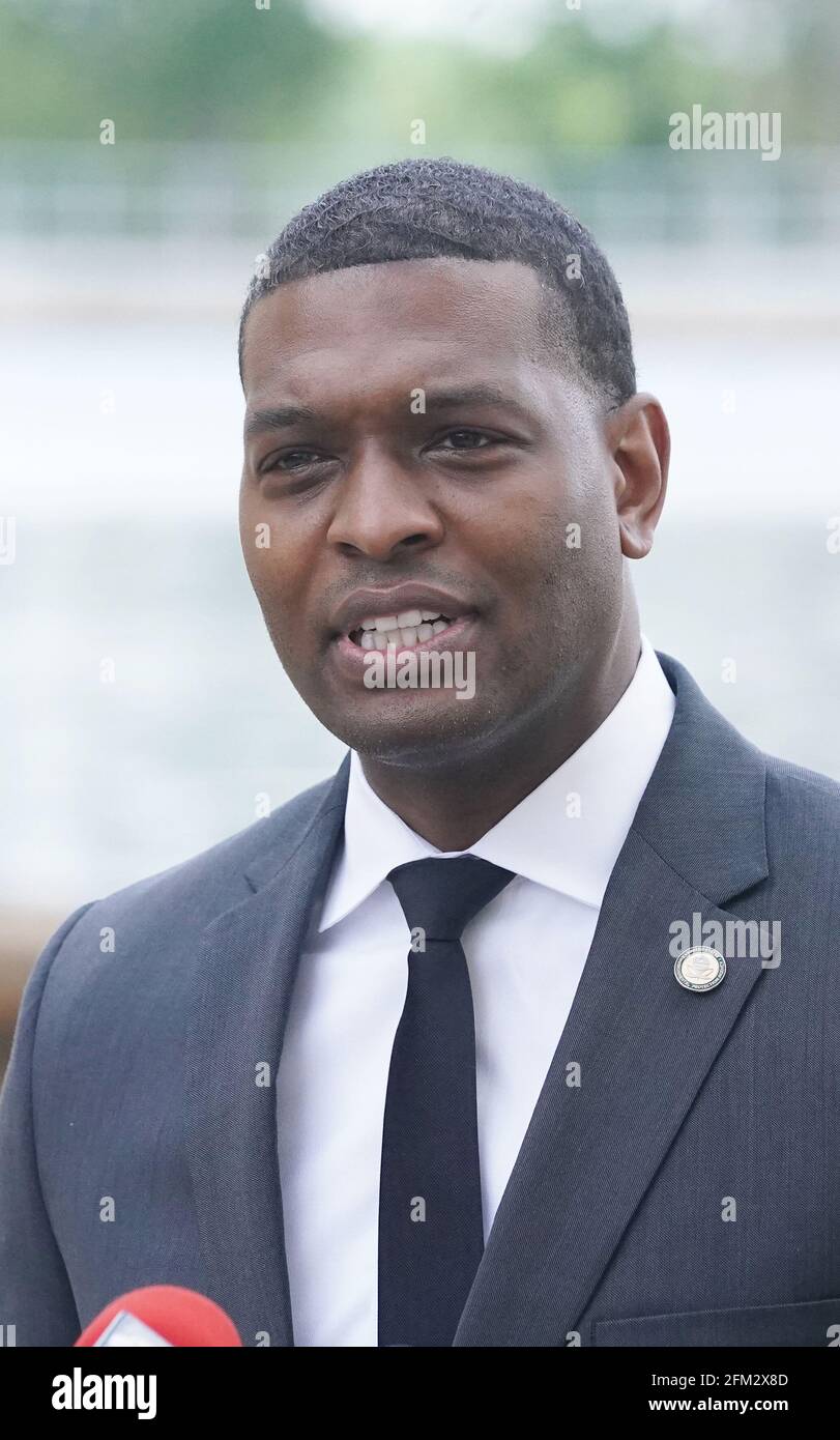 St. Louis, Stati Uniti. 05 maggio 2021. L'amministratore dell'EPA Michael S. Regan, fa le sue osservazioni dopo un tour dell'impianto di trattamento delle acque di St. Louis, di oltre 100 anni, e delle infrastrutture per le acque di rilievo, a St. Louis, mercoledì 5 maggio 2021. Regan ha parlato delle necessità di investimenti nelle infrastrutture idriche e dell'American Jobs Plan del Presidente Biden, che comprende 111 miliardi di dollari in investimenti nelle infrastrutture idriche nelle comunità locali di tutto il paese. Photo by Bill Greenblatt/UPI Credit: UPI/Alamy Live News Foto Stock