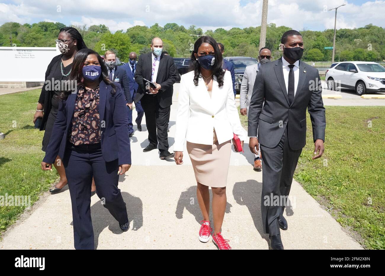 St. Louis, Stati Uniti. 05 maggio 2021. La congestionista Cori Bush, il sindaco di St. Louis Tishaura Jones e l'amministratore dell'EPA Michael S. Regan, iniziano il loro tour a piedi dell'impianto di trattamento delle acque di St. Louis, di oltre 100 anni, e delle infrastrutture per l'acqua, a St. Louis, mercoledì 5 maggio 2021. Il gruppo ha parlato delle necessità di investimenti nelle infrastrutture idriche e del piano per l'occupazione americano del presidente Biden, che comprende 111 miliardi di dollari in investimenti nelle infrastrutture idriche nelle comunità locali di tutto il paese. Photo by Bill Greenblatt/UPI Credit: UPI/Alamy Live News Foto Stock