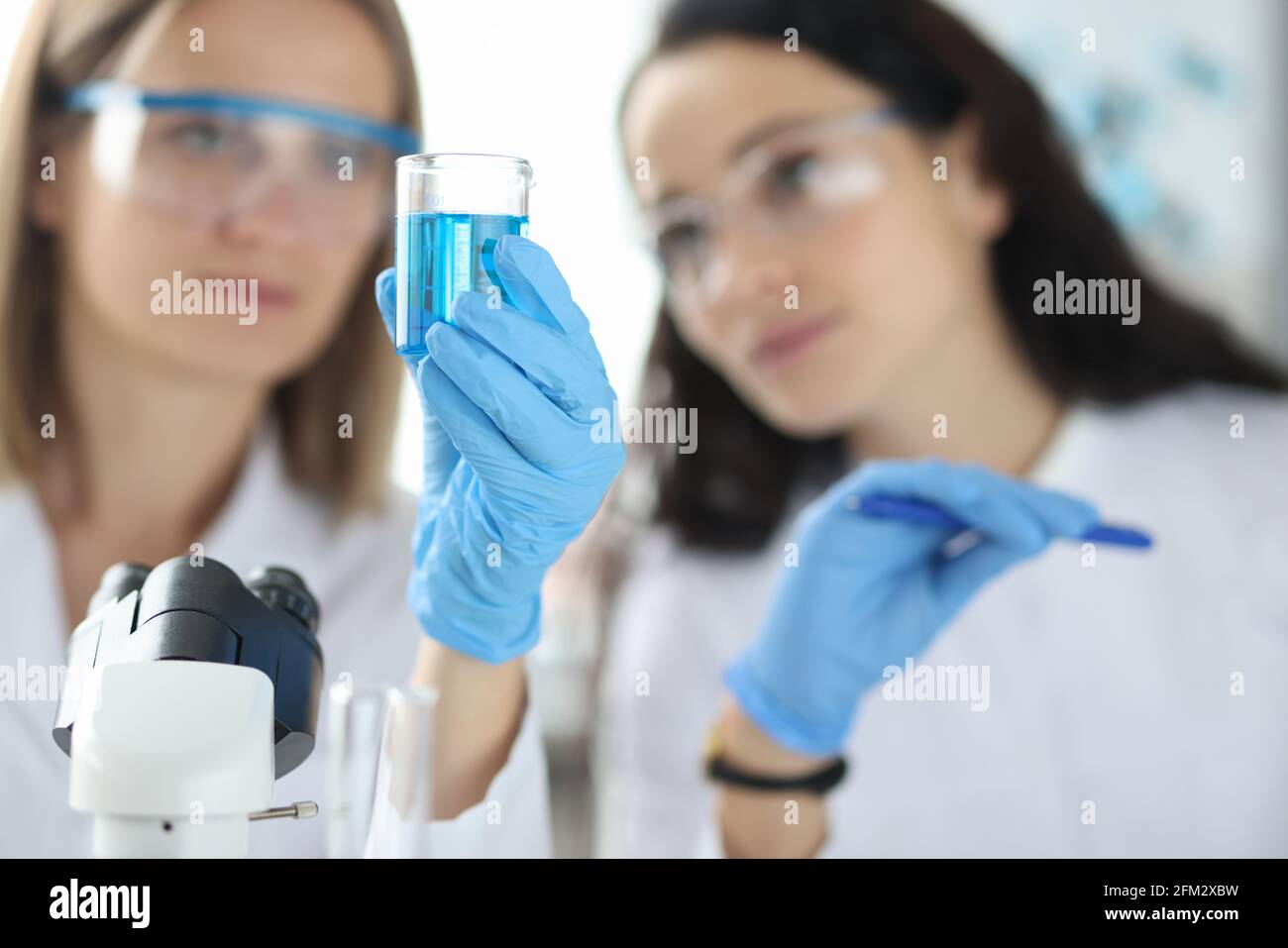 Due scienziati stanno conducendo esperimenti in laboratorio Foto Stock