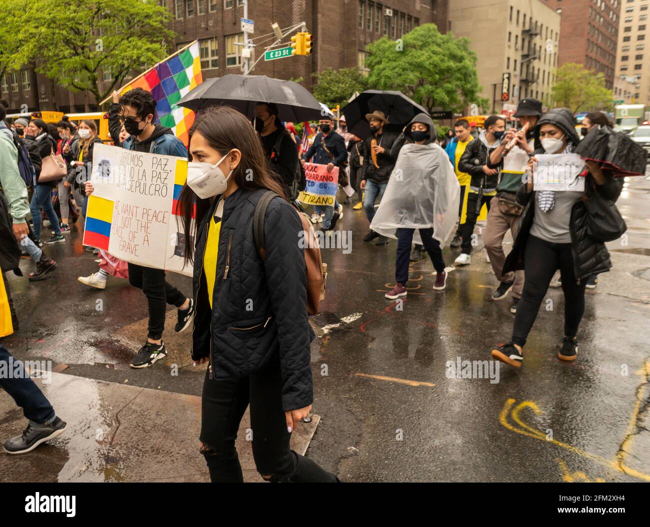 New York, Stati Uniti. 05 maggio 2021. I sostenitori della Colombia marciano lungo la seconda strada a New York mercoledì 5 maggio 2021 protestando contro i piani di aumento delle tasse in Colombia per coprire i costi per l'economia devastata dalla pandemia. (Foto di Richard B. Levine) Credit: Sipa USA/Alamy Live News Foto Stock