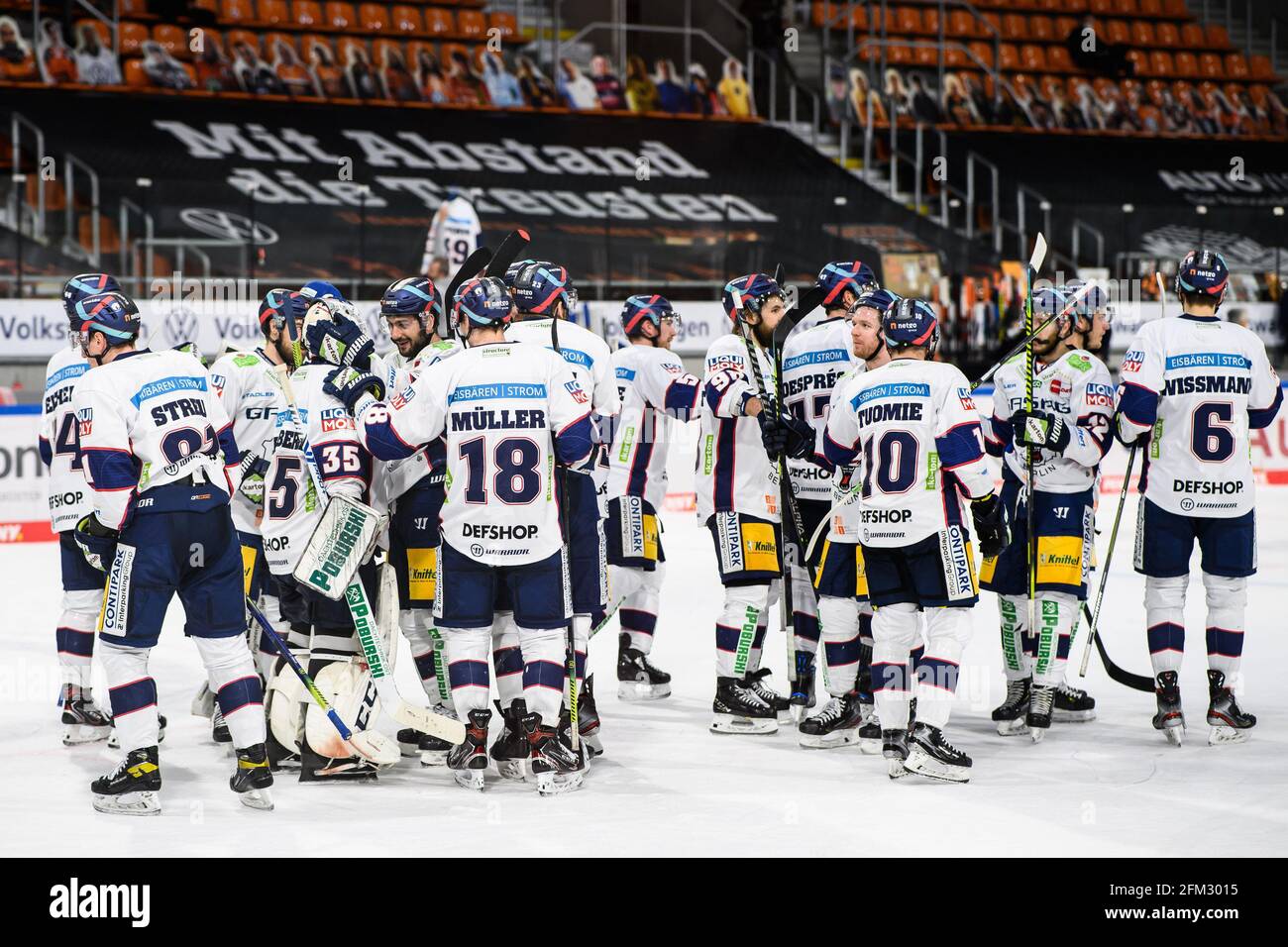 Wolfsburg, Germania. 05 maggio 2021. Hockey su ghiaccio: DEL, Grizzlies Wolfsburg - Eisbären Berlino, round di campionato, finale, partita 2 alla EIS Arena. I giocatori di Berlino si levano sul ghiaccio dopo la partita e si acclamano. Credit: Swen Pförtner/dpa/Alamy Live News Foto Stock