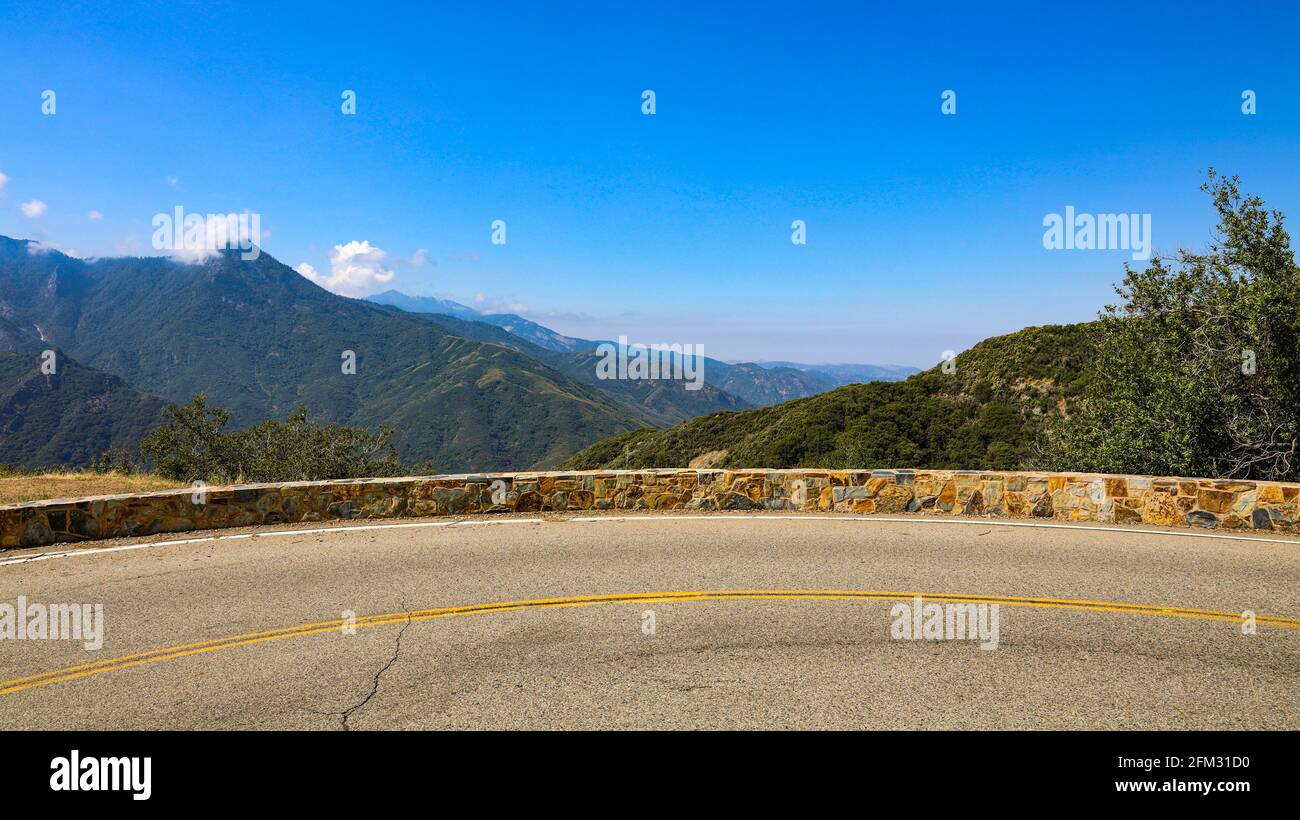 Vista delle montagne della Sierra Nevada meridionale della California dalla Generals Hwy Lungo la strada per il Parco Nazionale delle sequoie Foto Stock