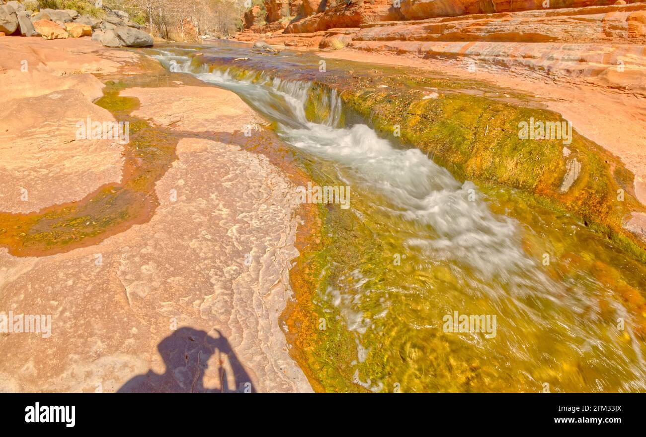 Ombra di un uomo che scatta una foto, Slick Rock Channel, Slide Rock state Park, Arizona, Stati Uniti Foto Stock
