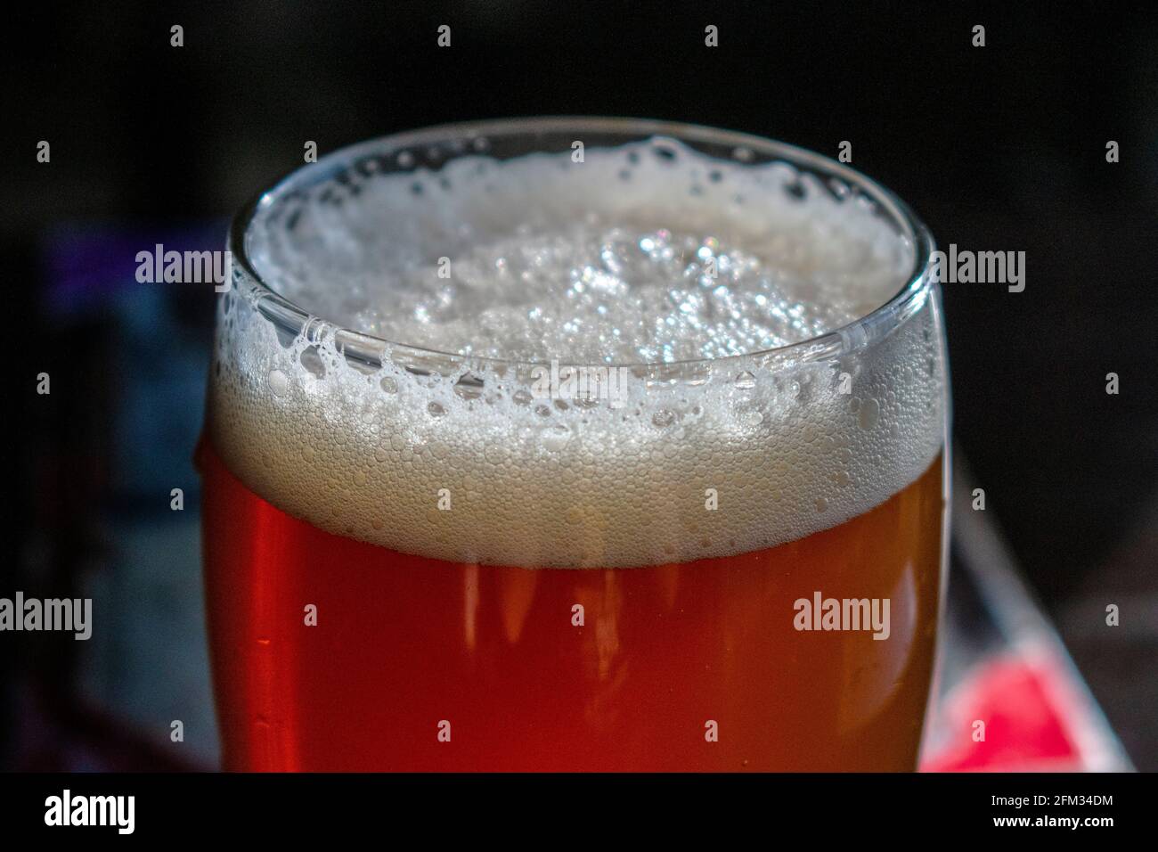 Bicchiere di birra bionda artigianale. Foto Stock