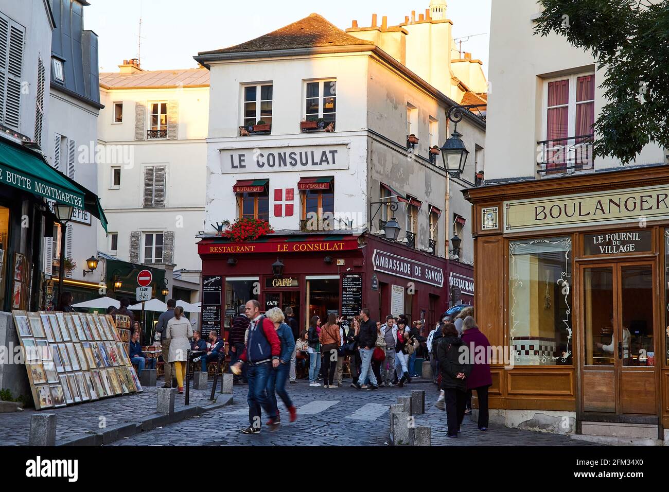 Turisti e parigini si rilassano ed esplorano i ristoranti e le strade della zona alla moda di Montmartre, Parigi, Francia Foto Stock