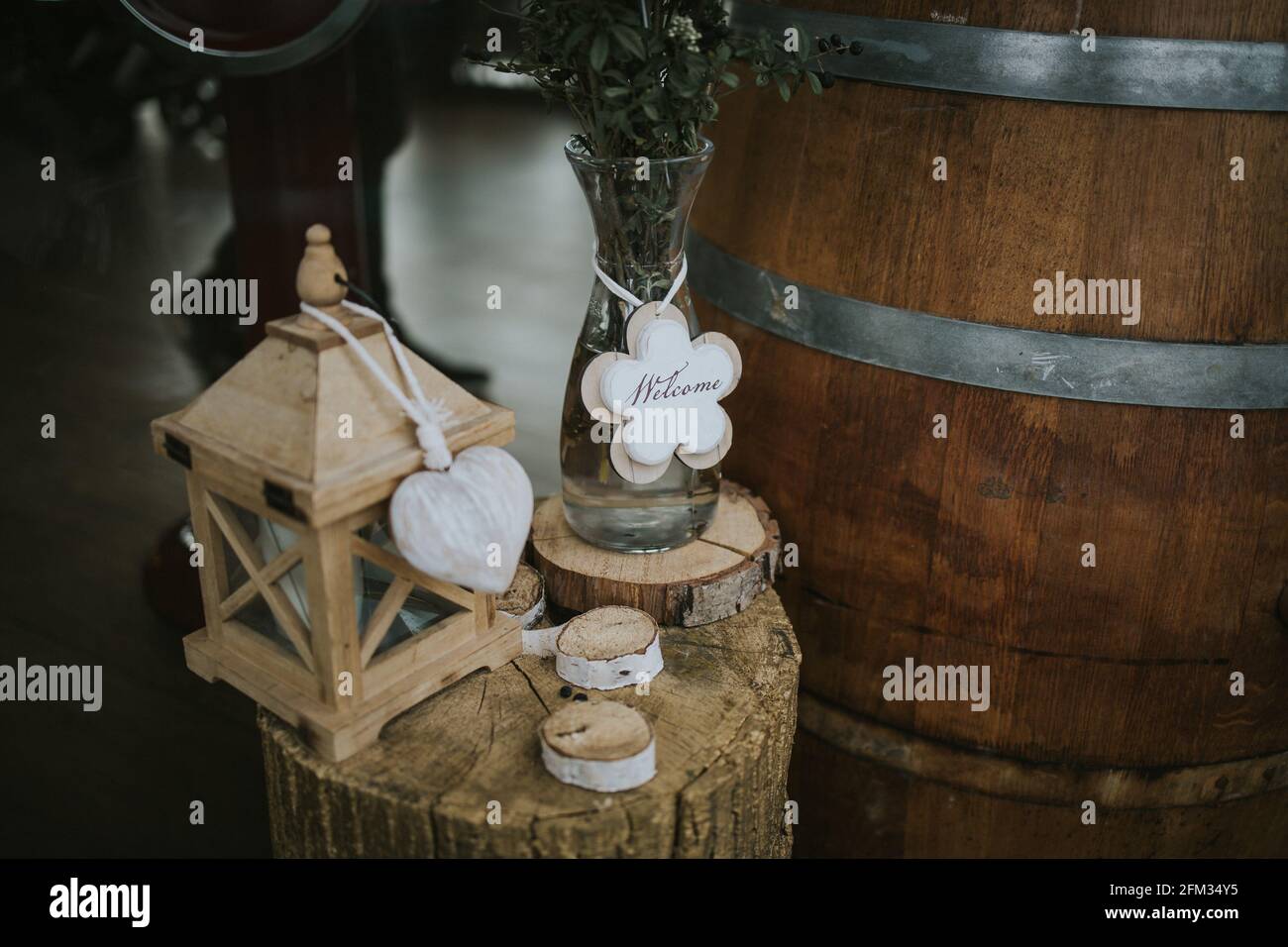 Primo piano di una lanterna decorativa in legno e barili dentro lo sfondo Foto Stock