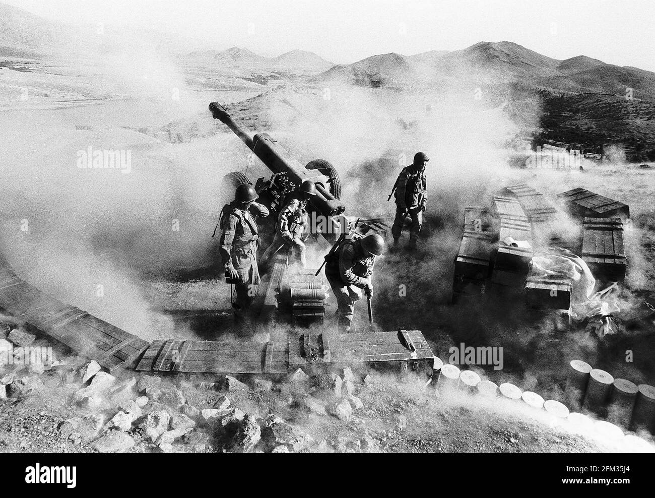 Afghanistan truppe russe che sparano armi di artiglieria Foto Stock