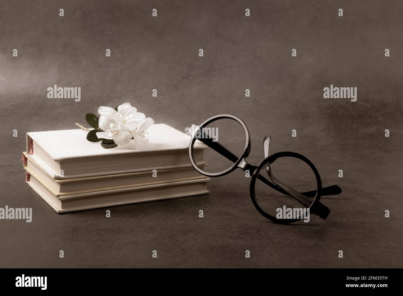 Concetto di giorno del padre felice. Biglietto d'auguri con vecchi libri e bicchieri. Foto obsolata. Spazio di copia. Foto Stock