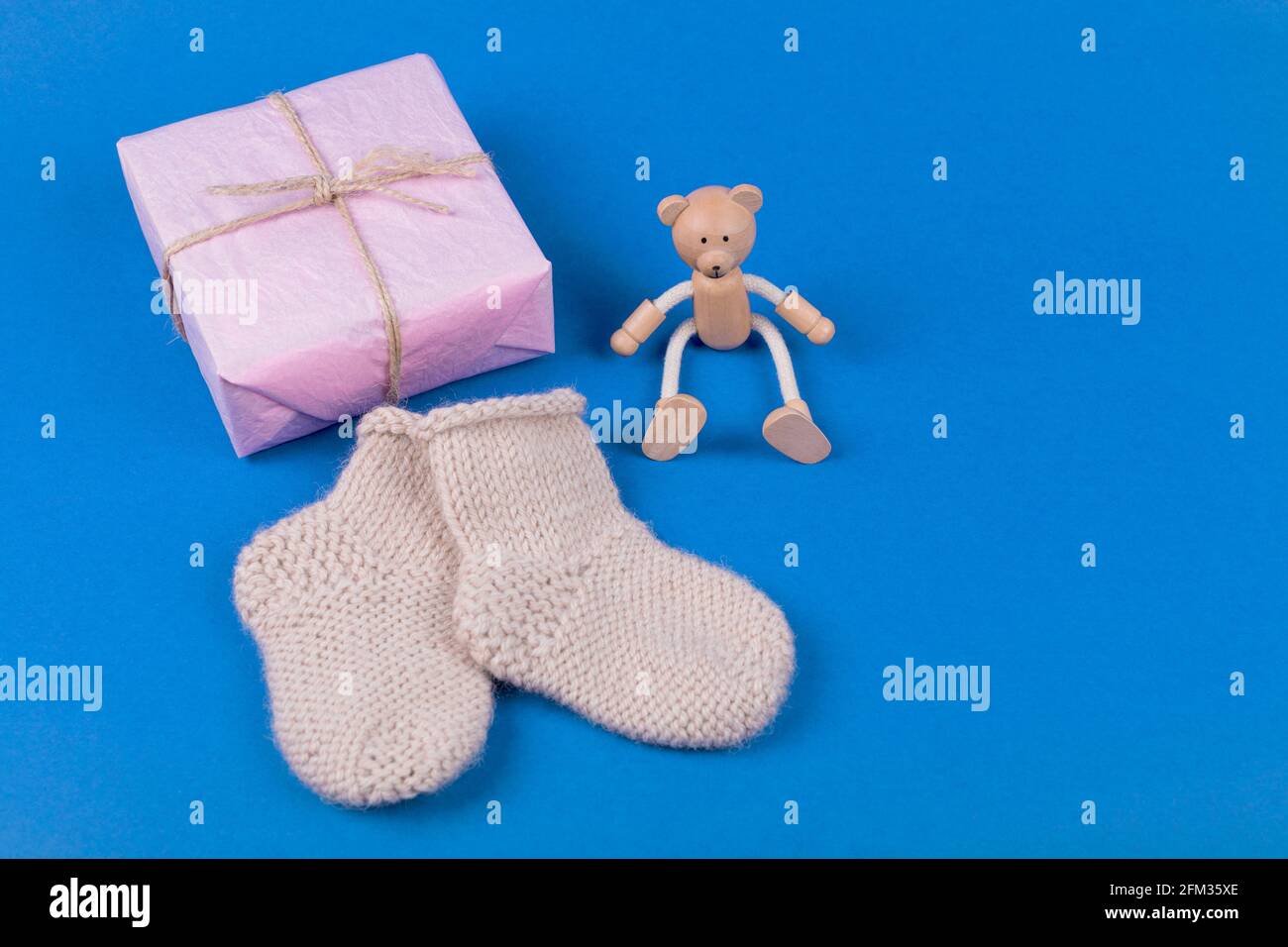 Sfondo giorno felice del padre. Biglietto d'auguri con calze per bambini,  confezione regalo e giocattolo in legno con orsacchiotto su sfondo blu.  Spazio di copia Foto stock - Alamy